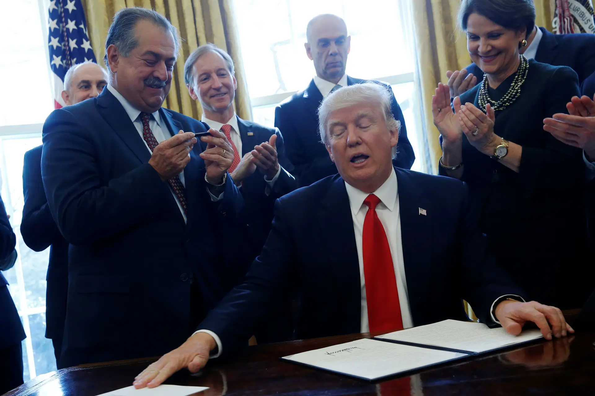 Orçamento de Trump não prevê cortes em programas sociais
