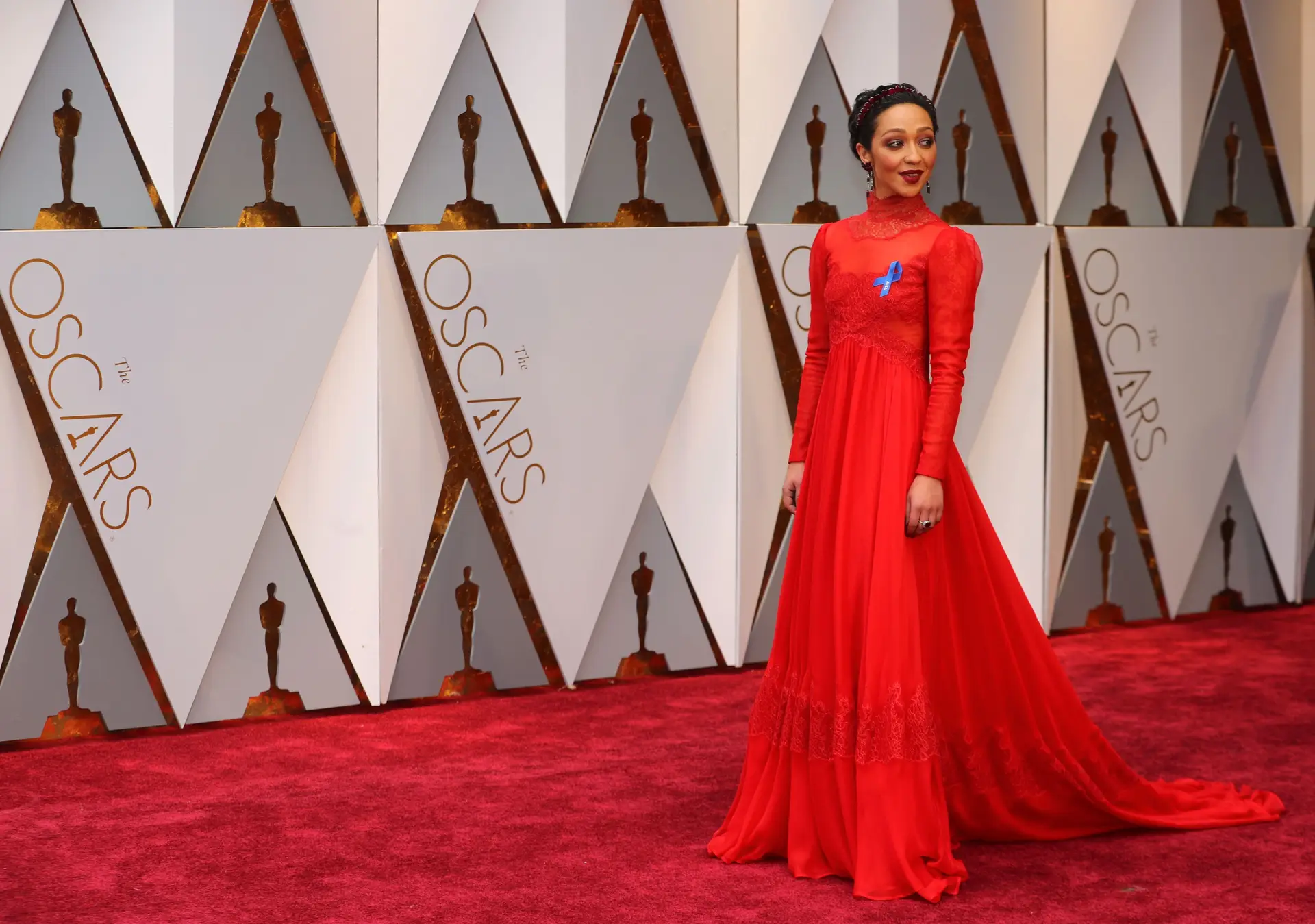 A atriz irlandesa-etíope Ruth Negga foi uma das primeiras a chegar à passadeira vermelha do Dolby Theatre, em LA, nos EUA onde estava nomeada para o Óscar de melhor atriz pela participação no filme "loving".