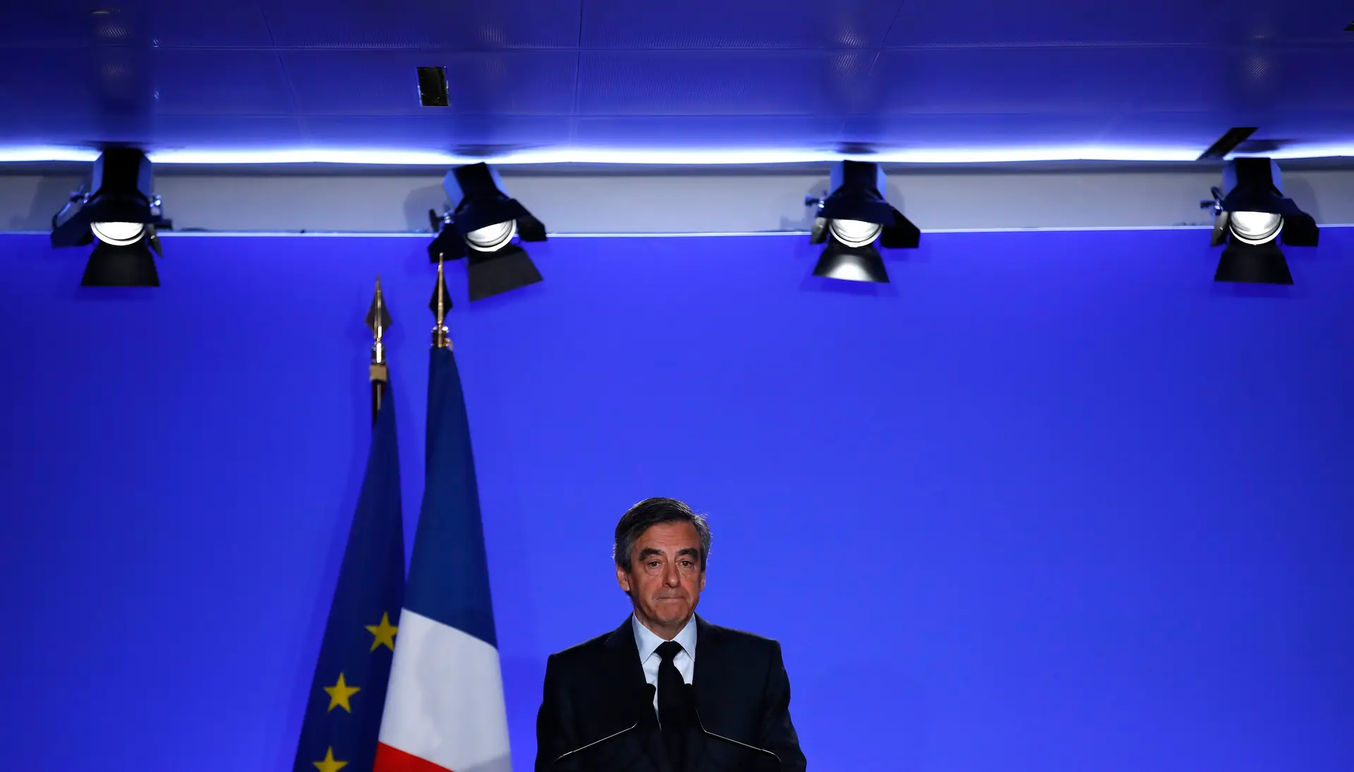 Centristas franceses suspendem participação na campanha de François Fillon