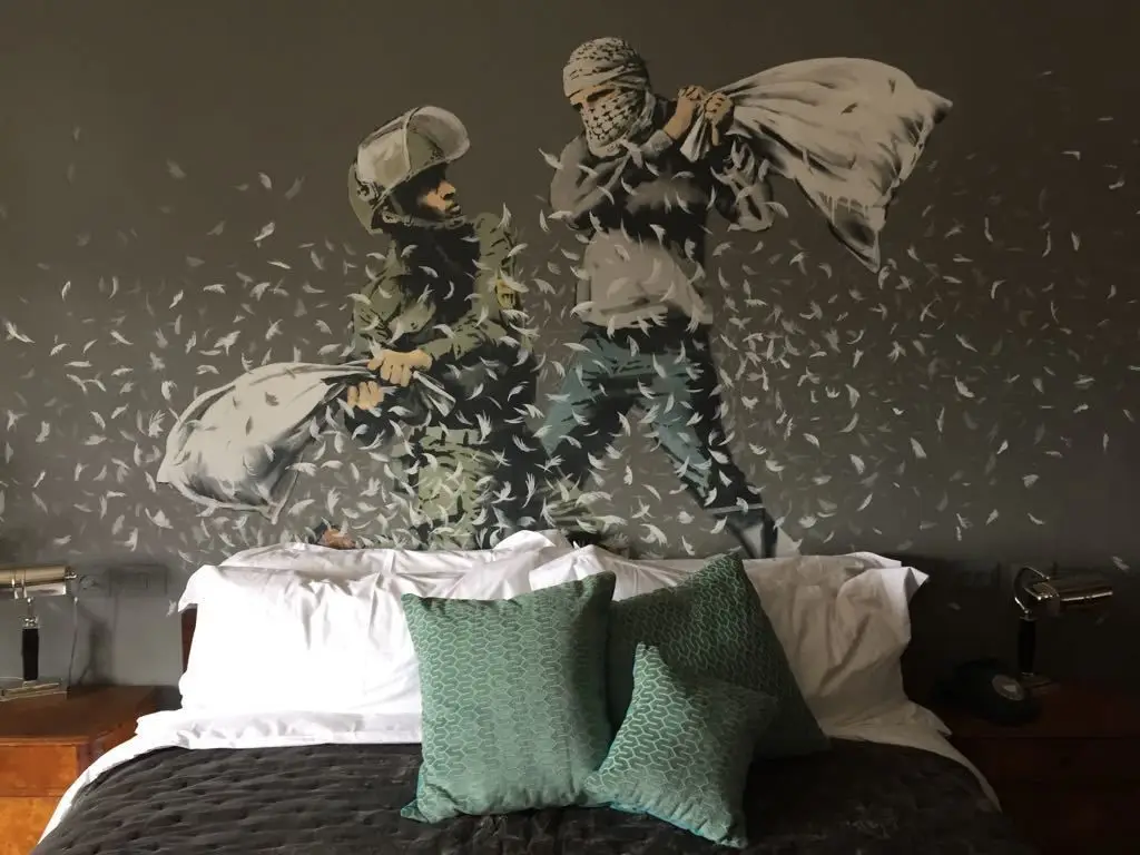 Massive Attack e Nine Inch Nails em concerto no hotel palestiniano de Banksy