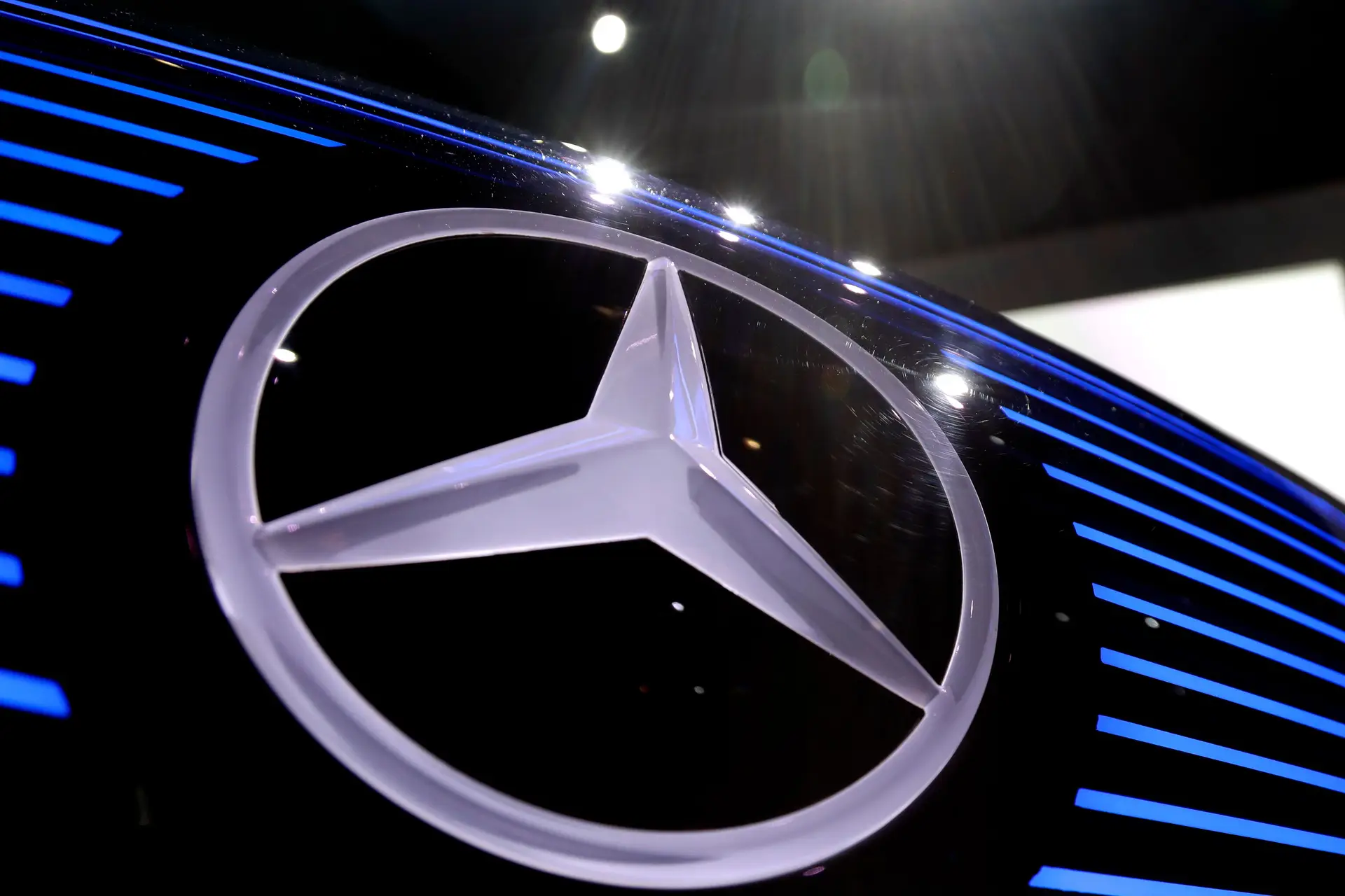 Mercedes recolhe quase um milhão de veículos por todo o mundo