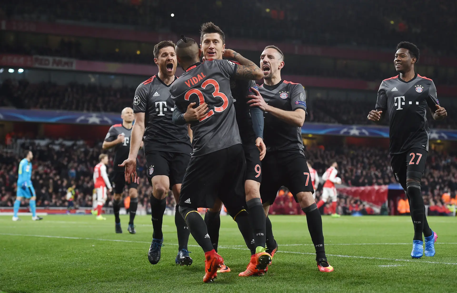 Bayern repete goleada sobre Arsenal e está nos "quartos" da "Champions"