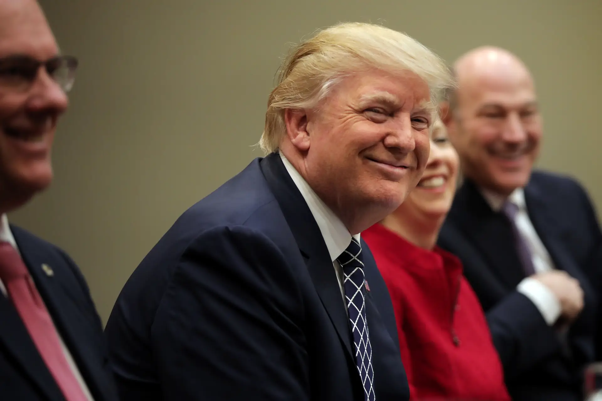 Havai suspende temporariamente novo decreto de Trump