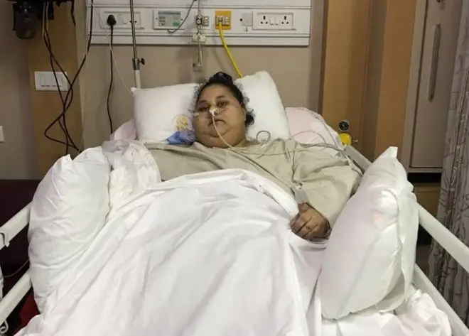Mulher que chegou a pesar 500 quilos submetida a cirurgia na Índia 