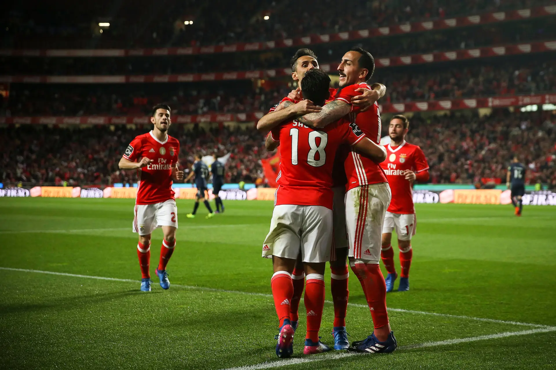 Benfica goleia Belenenses e mantém liderança da I Liga