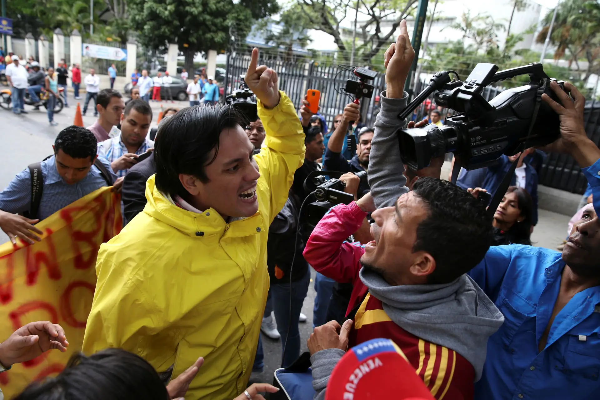 Manifestações contra Maduro denunciam também carência alimentar na Venezuela