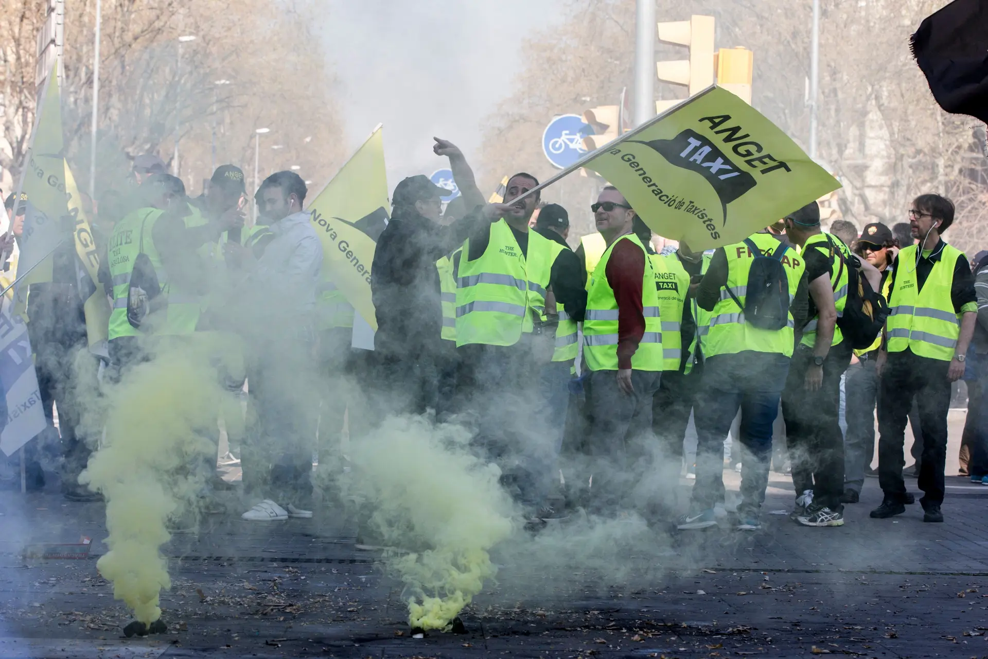 Milhares de taxistas espanhóis na rua em mega protesto contra "foras da lei"