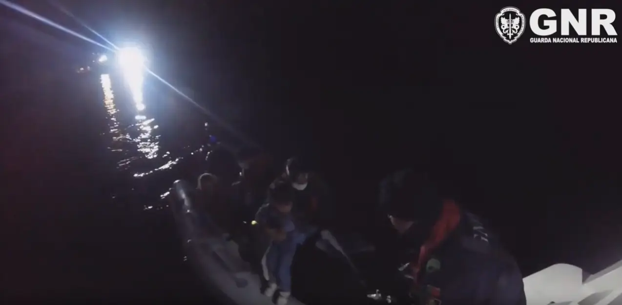 Militares da GNR resgatam 14 migrantes no Mar Egeu