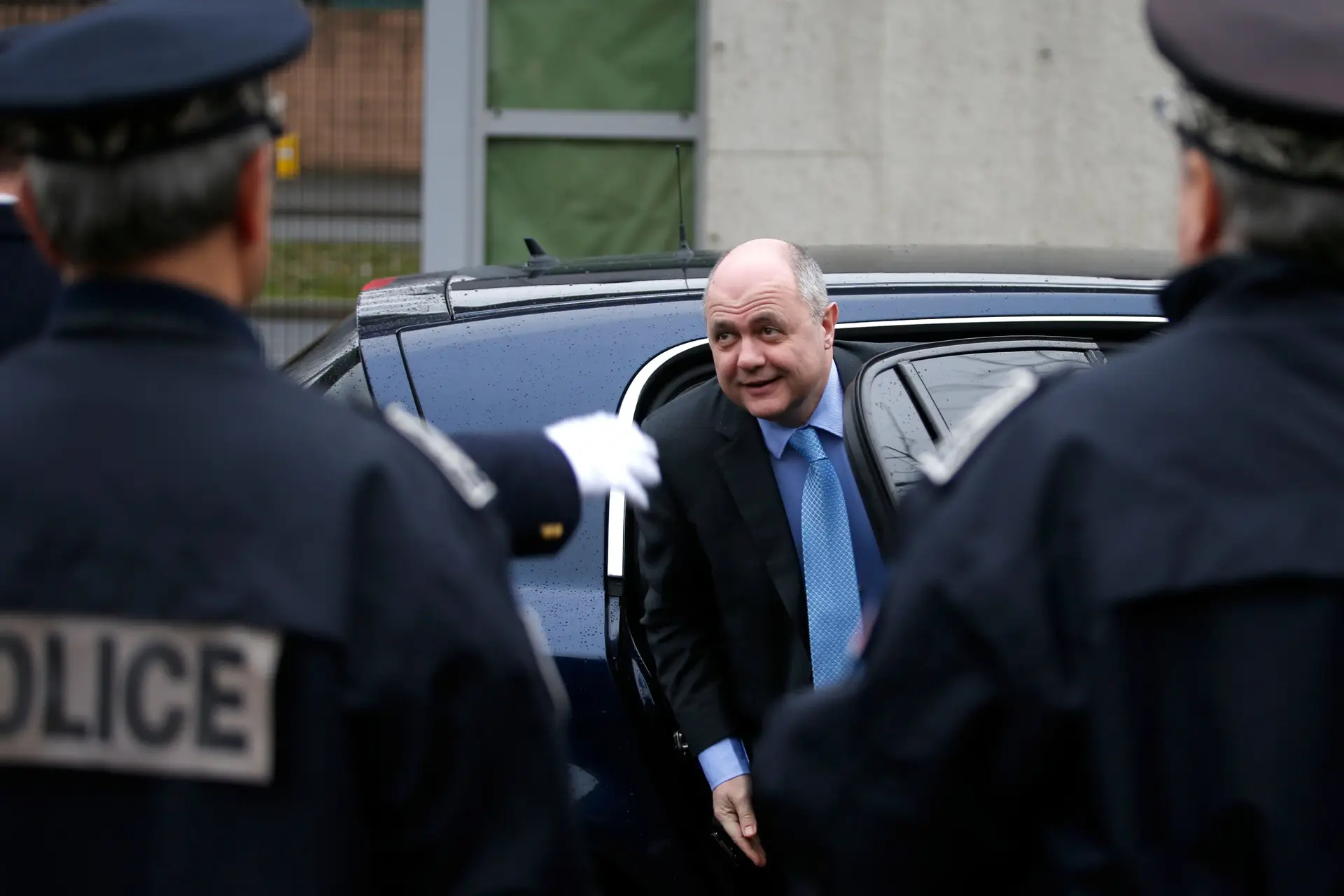 Ministro francês do Interior demitiu-se após ter contratado as filhas como assessoras