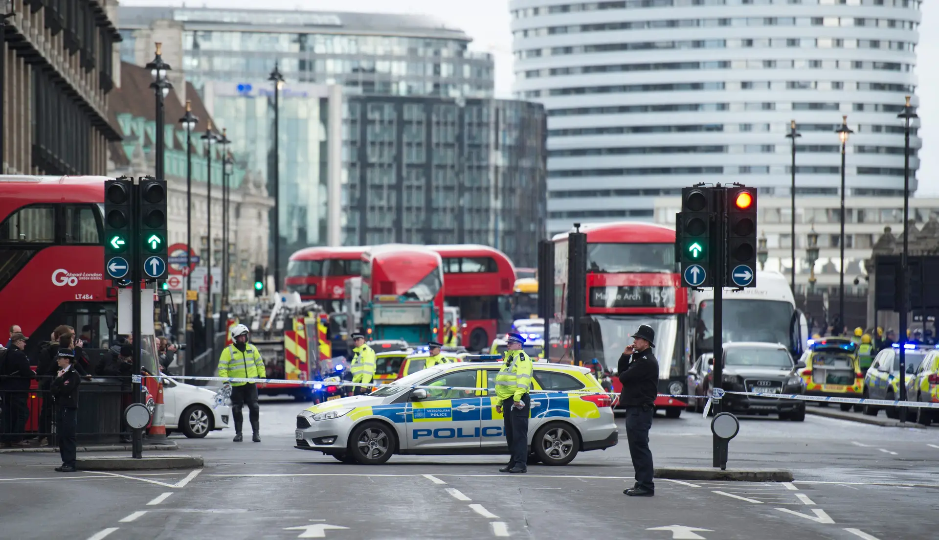Quatro mortos em ataque junto ao Parlamento britânico