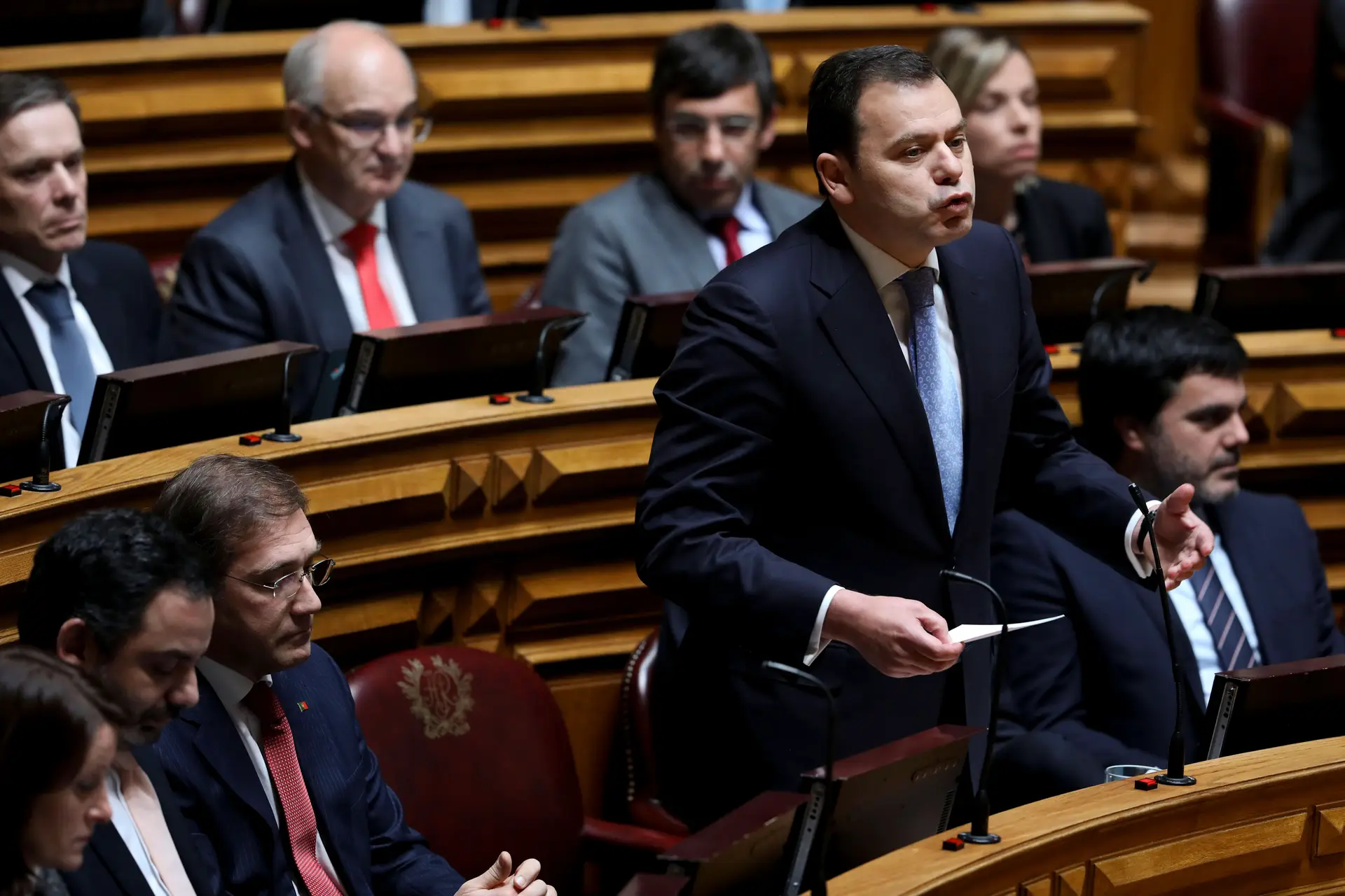 PSD e CDS pedem "declarações, notas e comunicados" mas não SMS