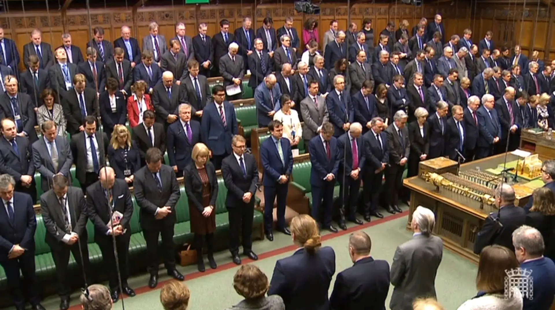 Parlamento britânico retoma trabalhos com minuto de silêncio 