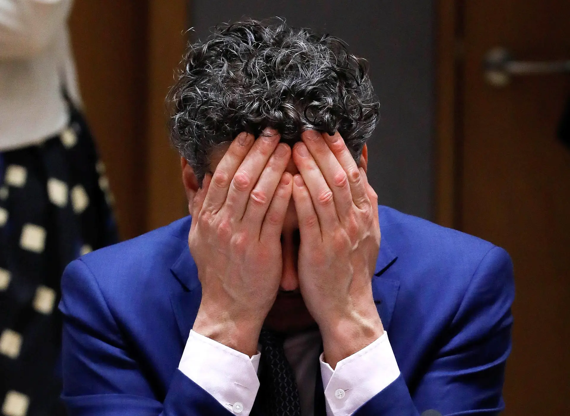 Dijsselbloem volta a defender-se e admite que "a forma" não foi a melhor
