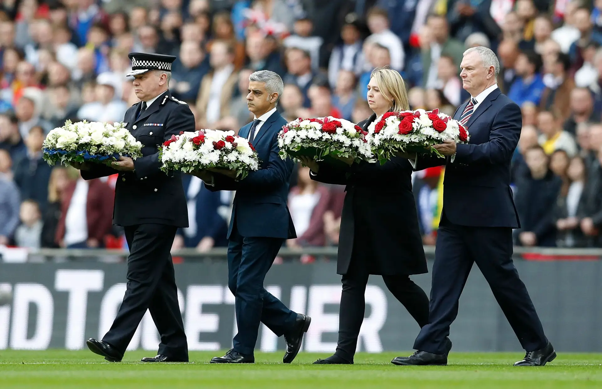 Wembley homenageou vítimas do ataque a Londres antes do Inglaterra-Lituânia