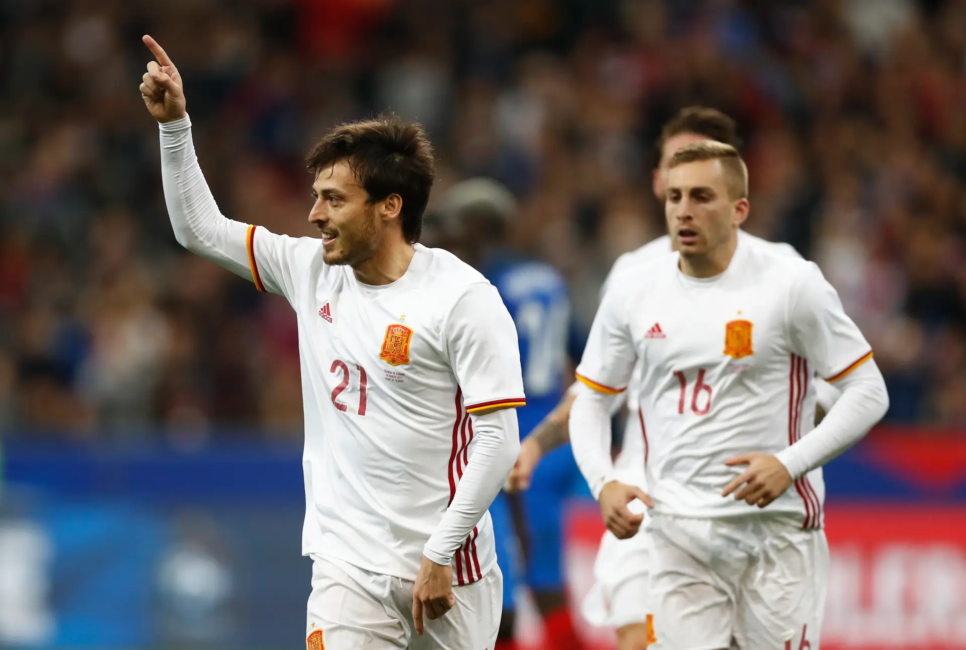 Espanha vence França em Paris por 2-0
