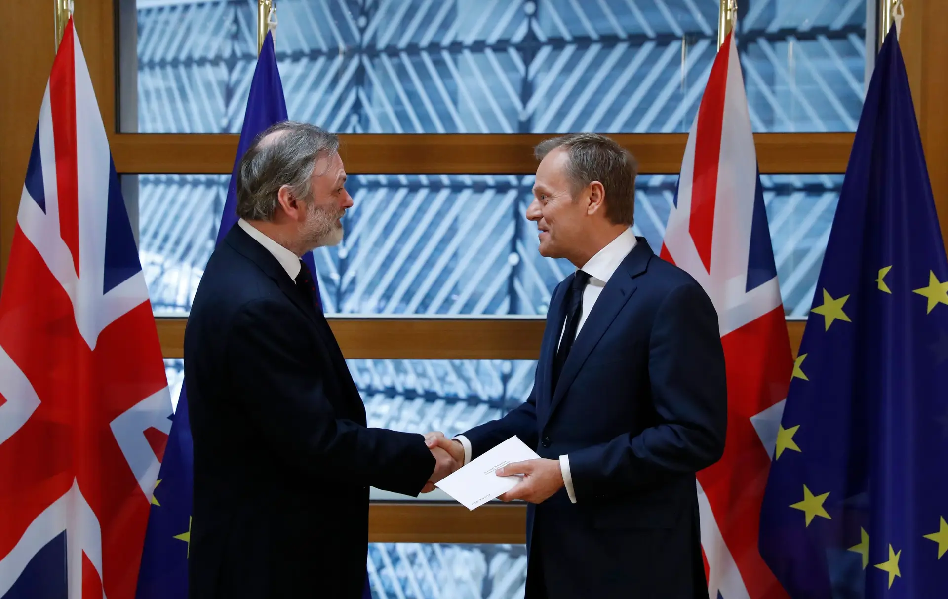 Reino Unido entrega carta formal para saída da UE
