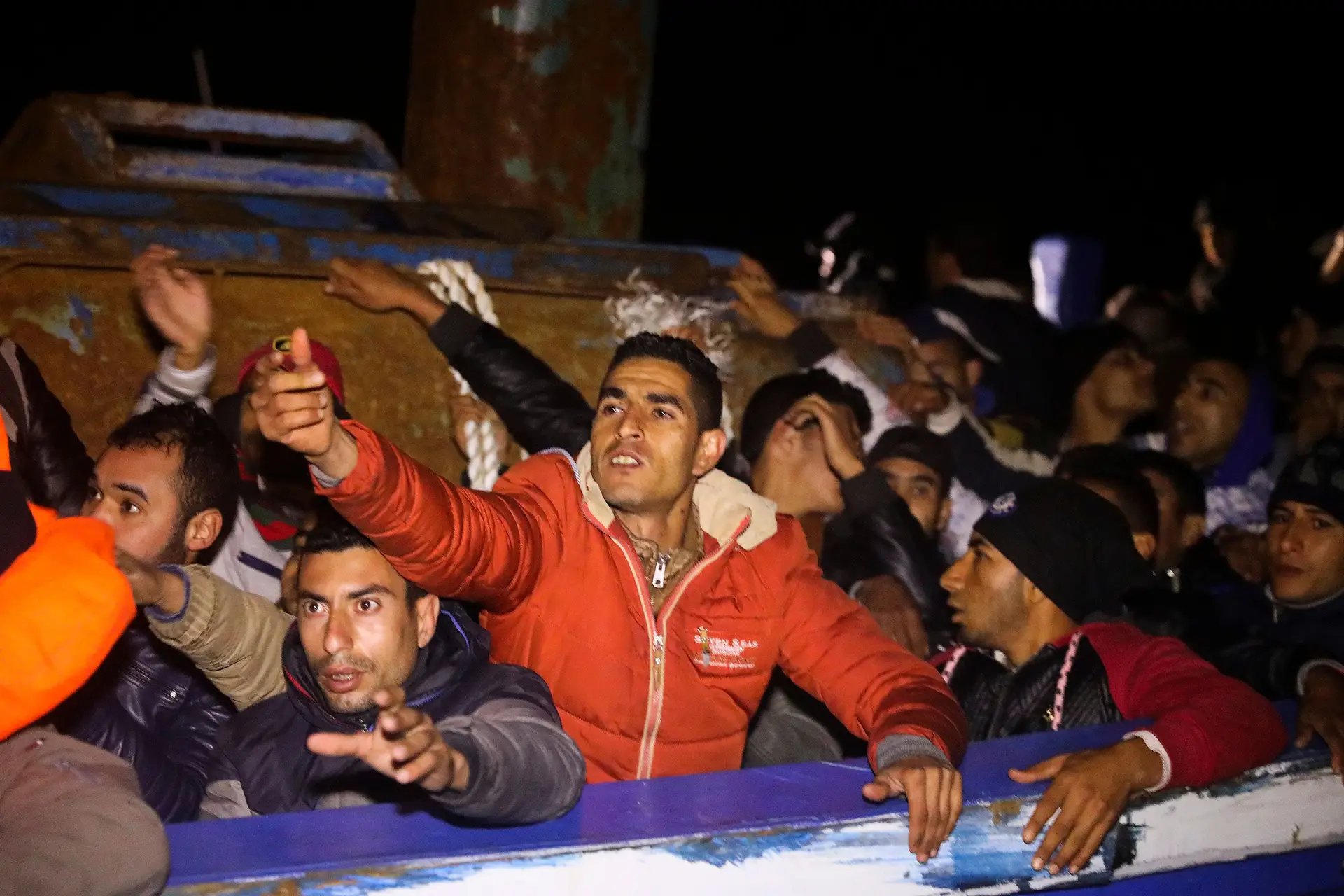 Pelo menos 400 migrantes resgatados no Mediterrâneo