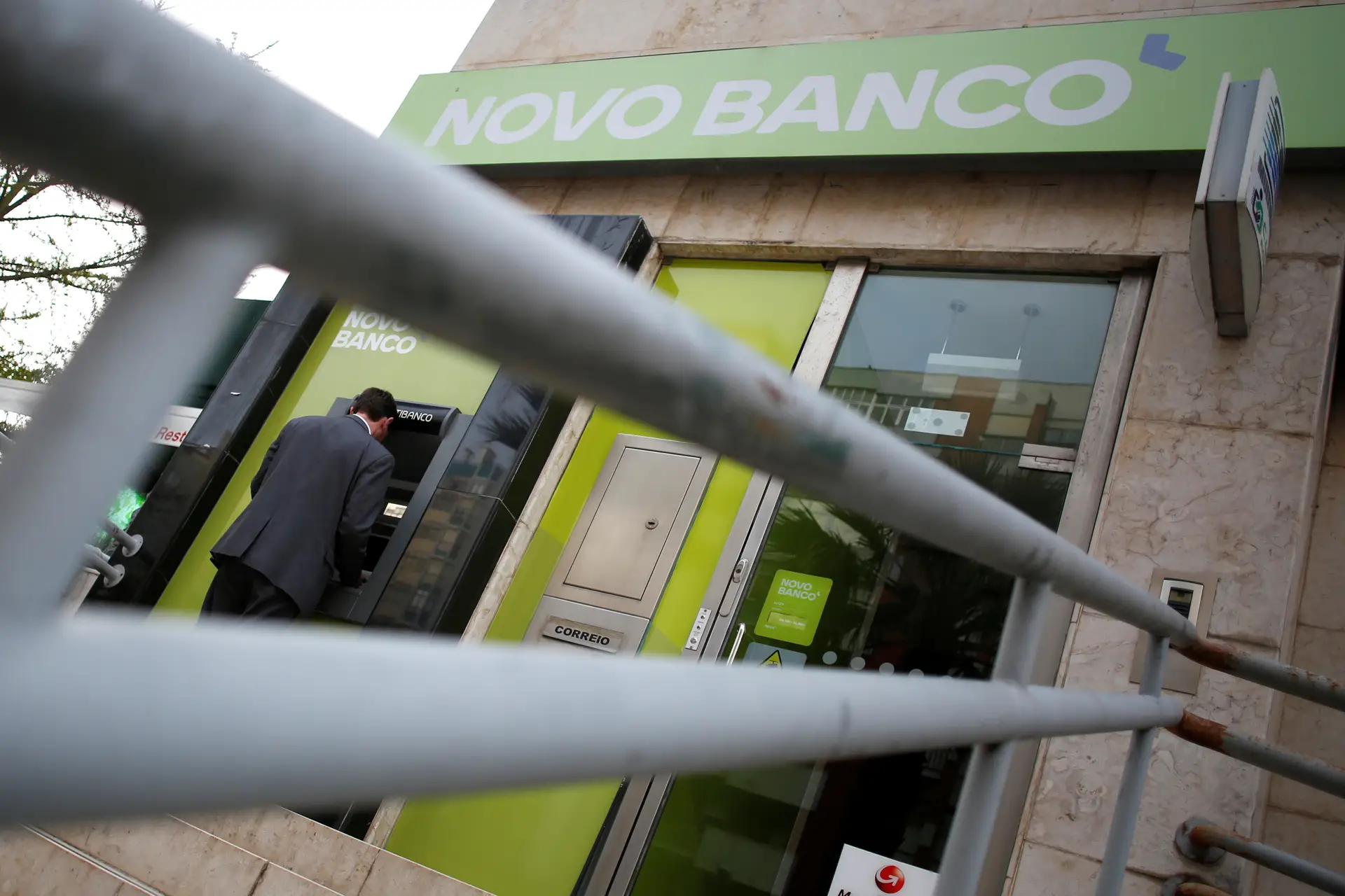 PS pede audição urgente de Carlos Costa e Sérgio Monteiro sobre venda do Novo Banco