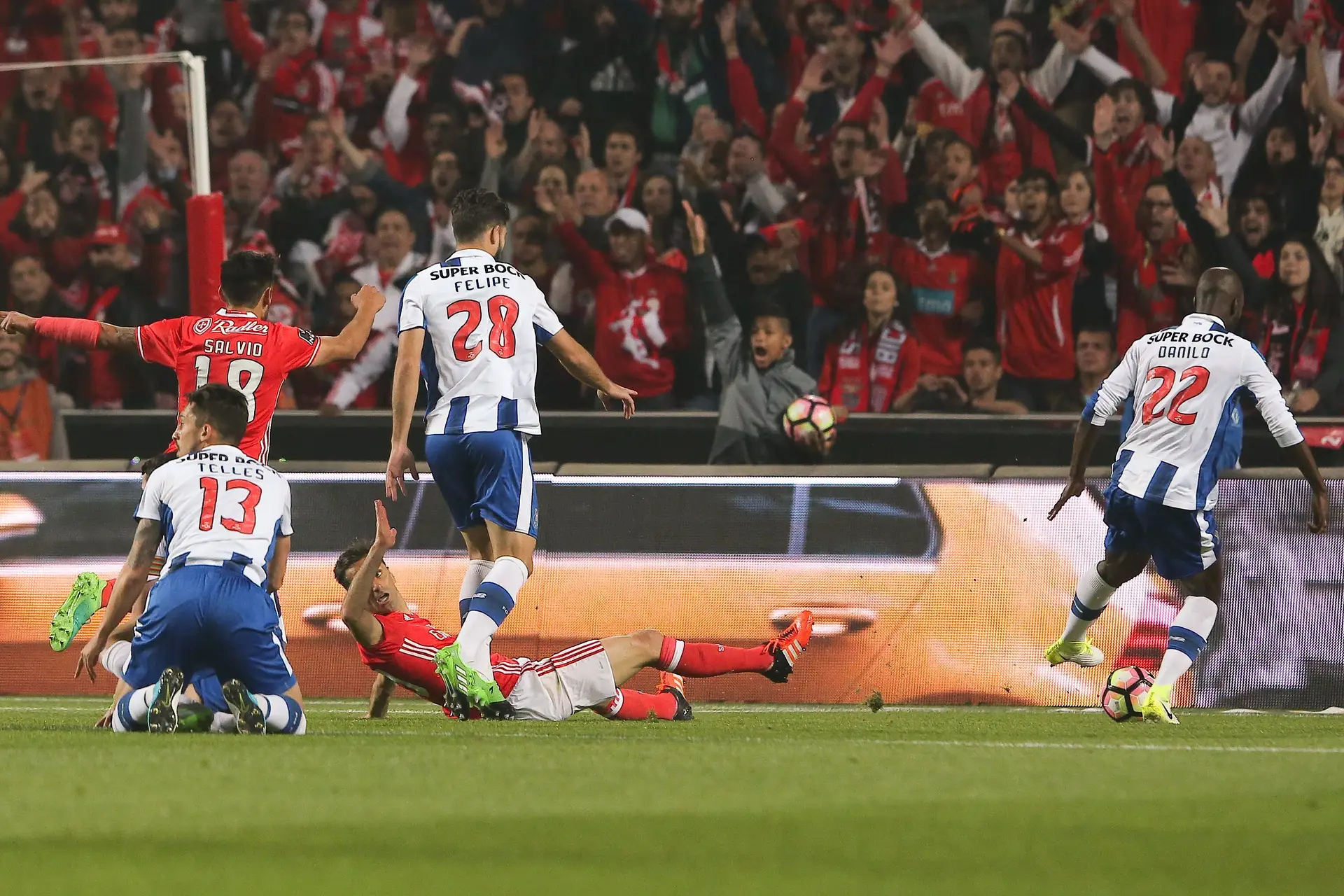 Jonas 1, Maxi 1 (e um muro chamado Casillas)