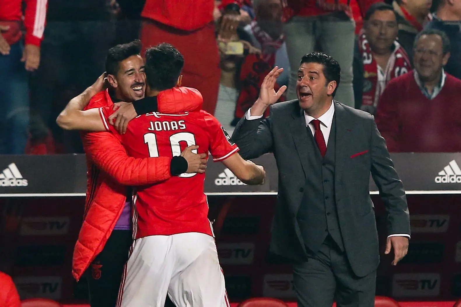 Benfica e Guimarães procuram confirmar vantagem nas meias-finais da Taça de Portugal