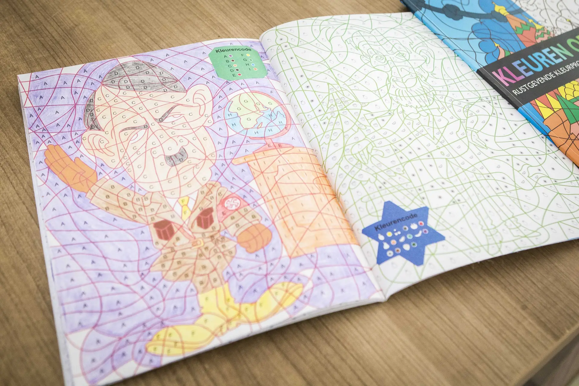 Livro de colorir com a imagem de Hitler retirado das lojas