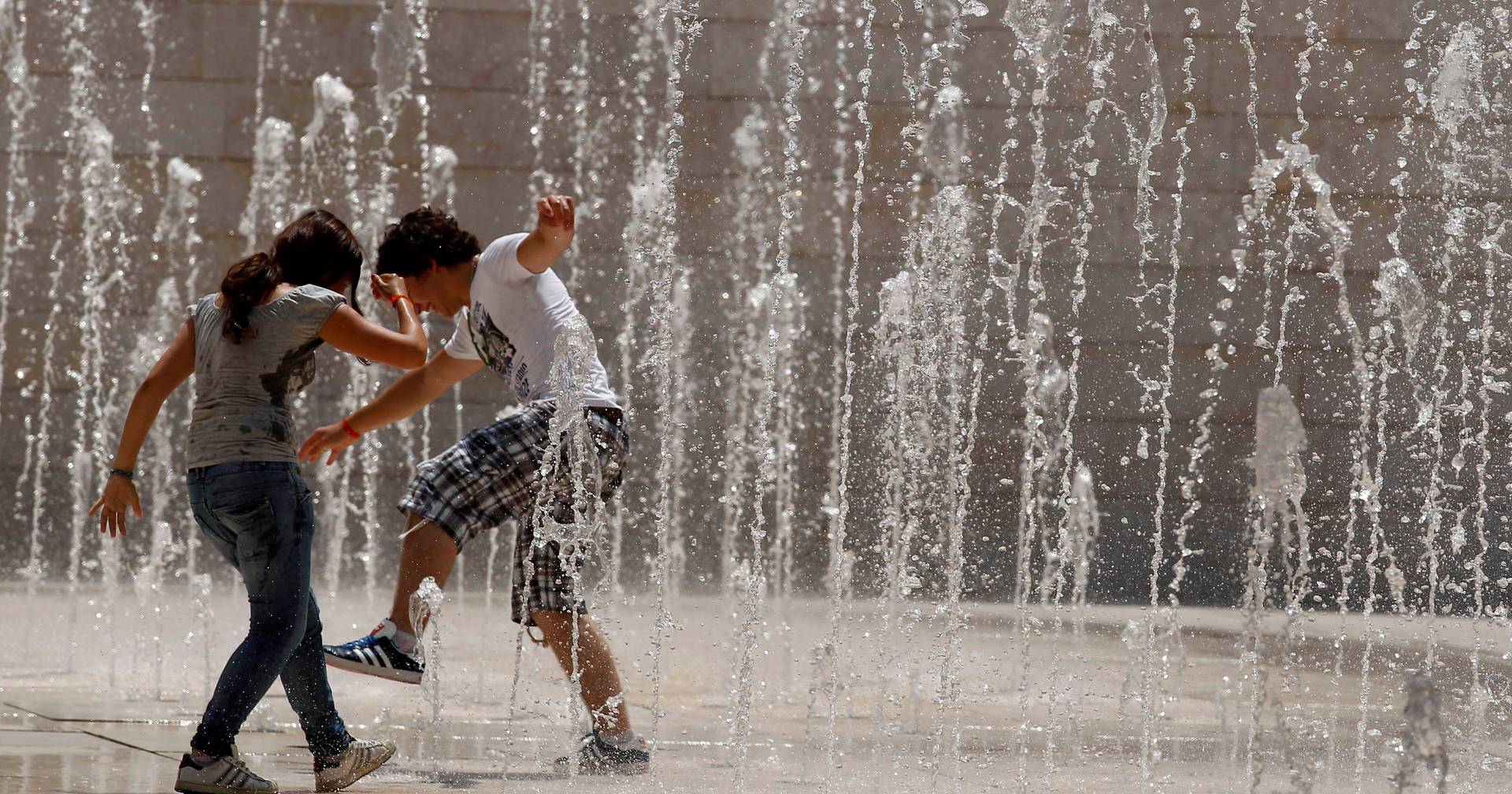 Sunny and hot weekend: high risk of UV exposure and temperatures up to 30ºC expected - SIC Notícias