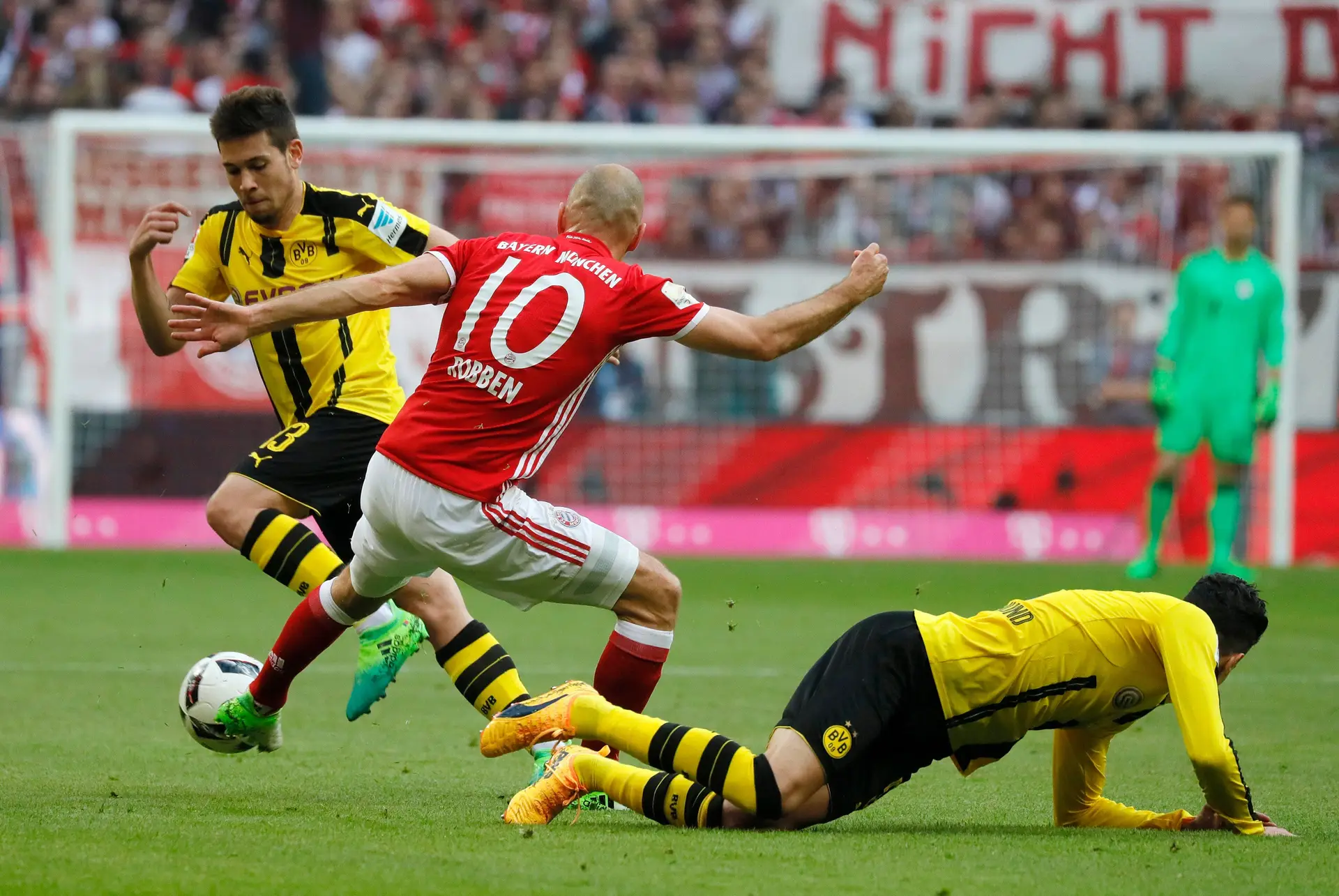 Raphael Guerreiro marca mas não evita goleada em casa do Bayern Munique