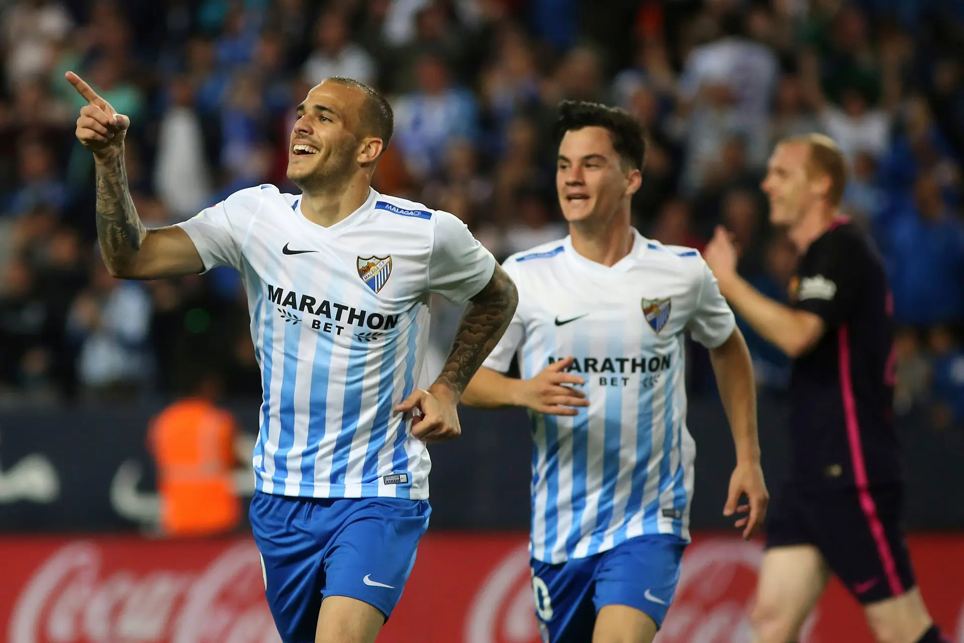 Málaga vence o Barcelona por 2-0 e ajuda Real Madrid