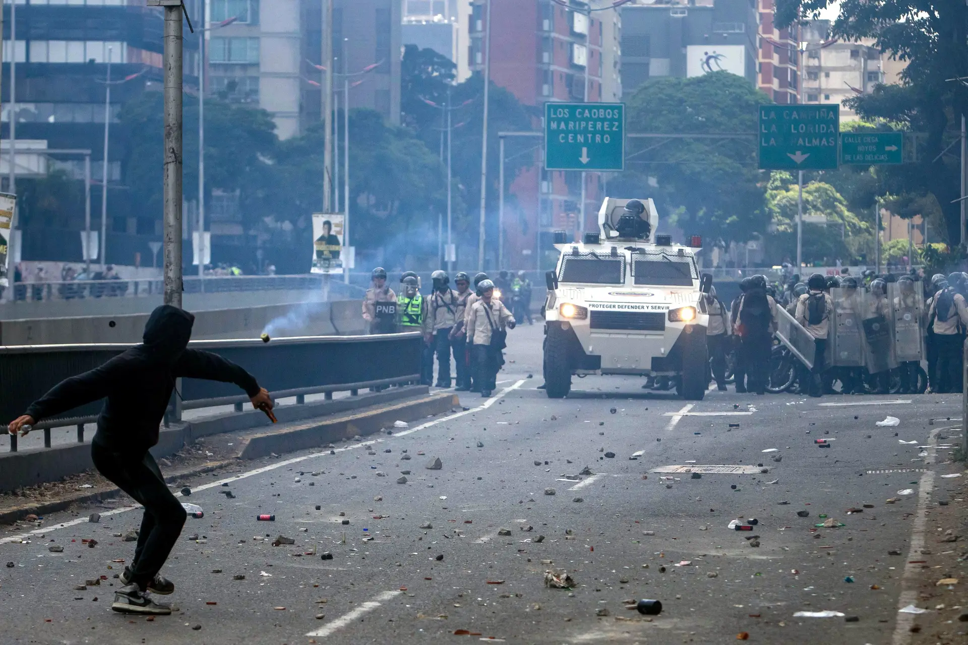 Polícia venezuelana reprime novamente manifestação da oposição
