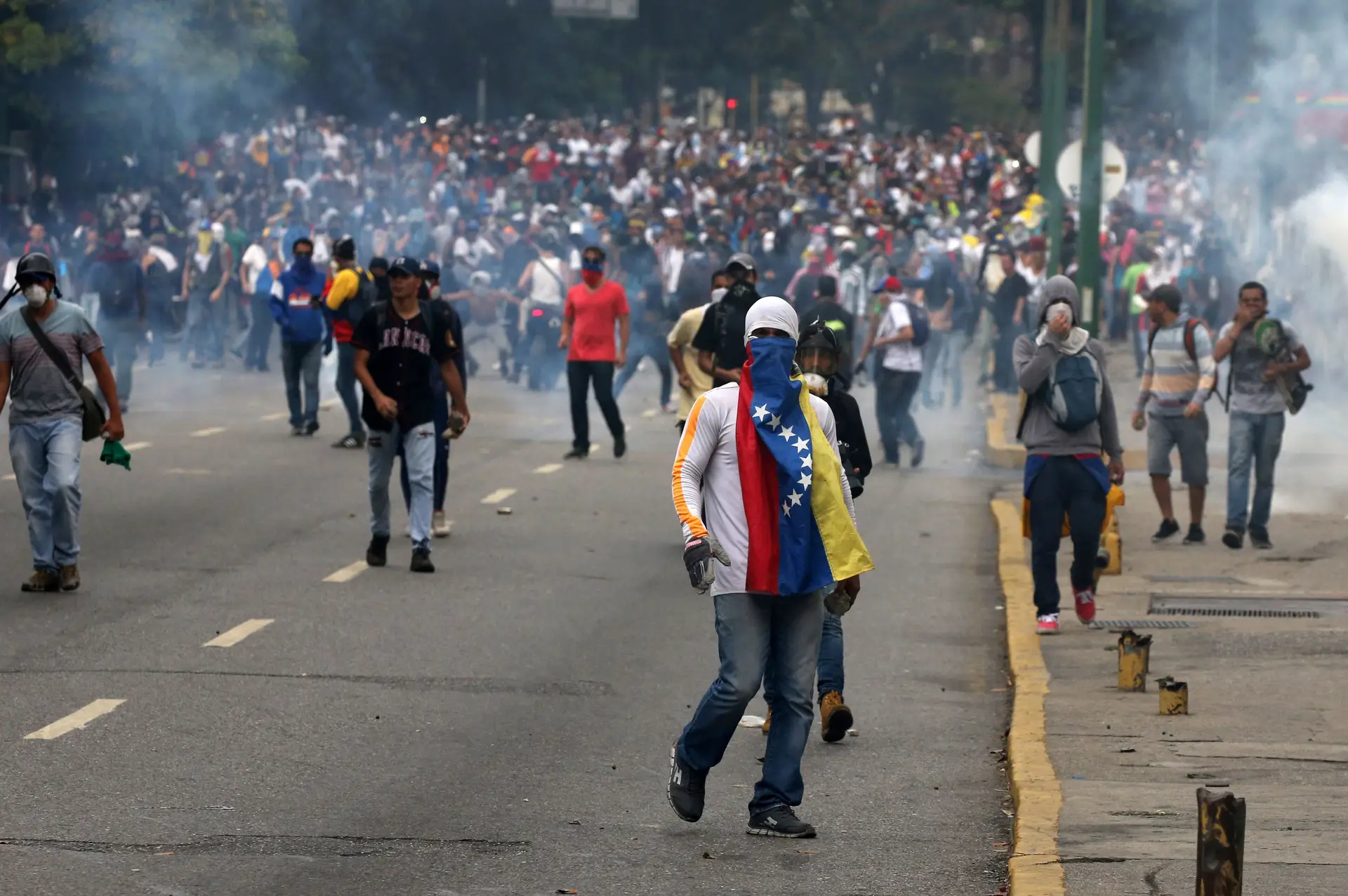Milhares de venezuelanos protestam contra Nicolás Maduro