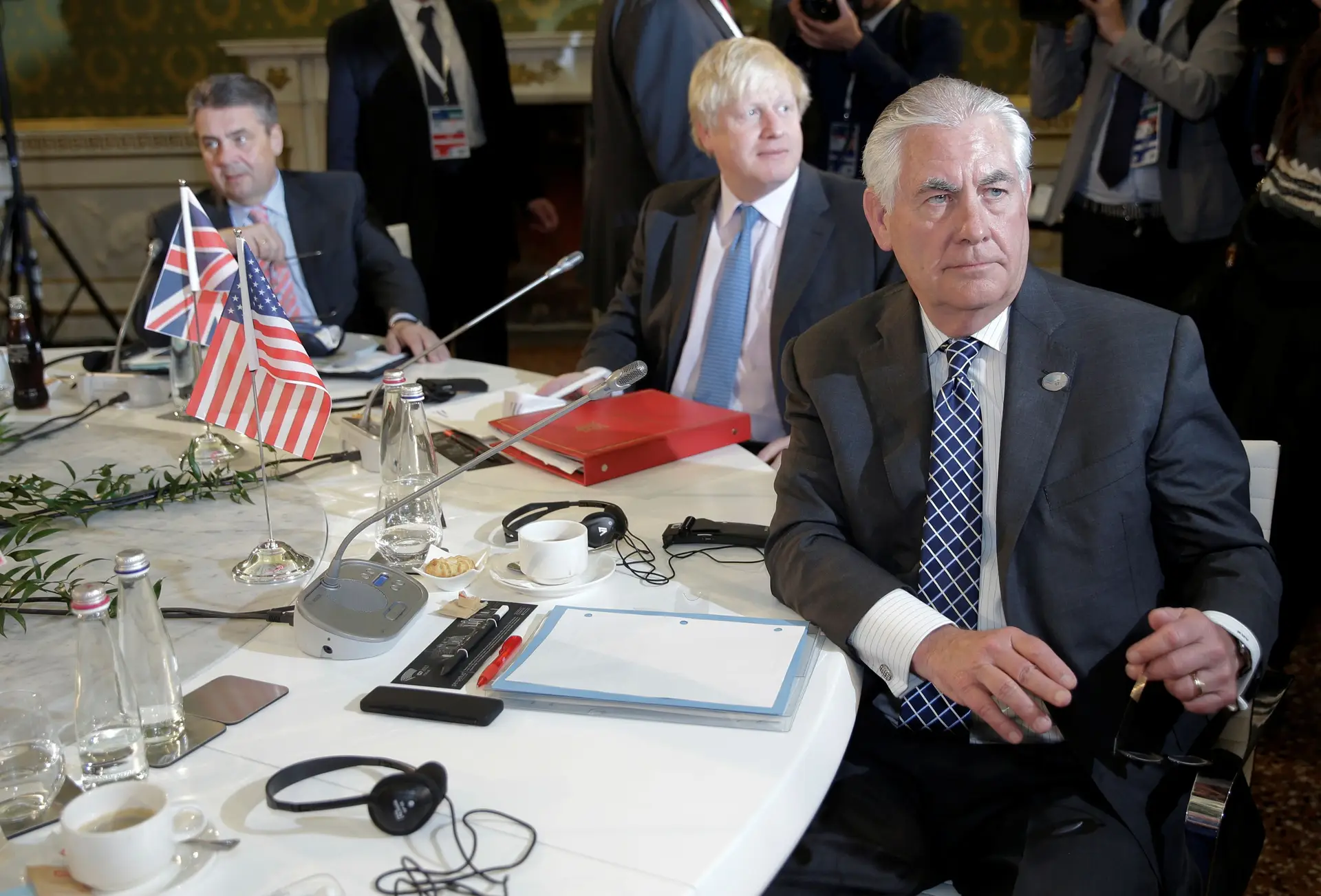 Tillerson diz que a Rússia tem de escolher entre EUA e Assad