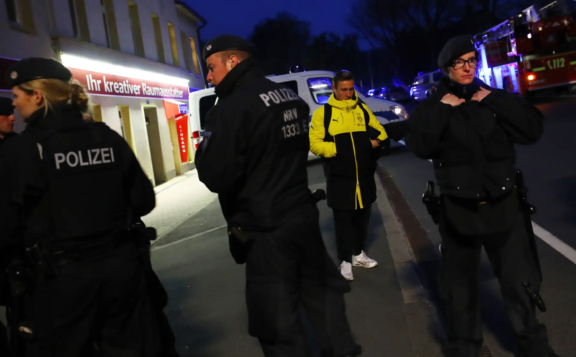 Polícia alemã não tem indícios de terrorismo no ataque ao autocarro do Dortmund