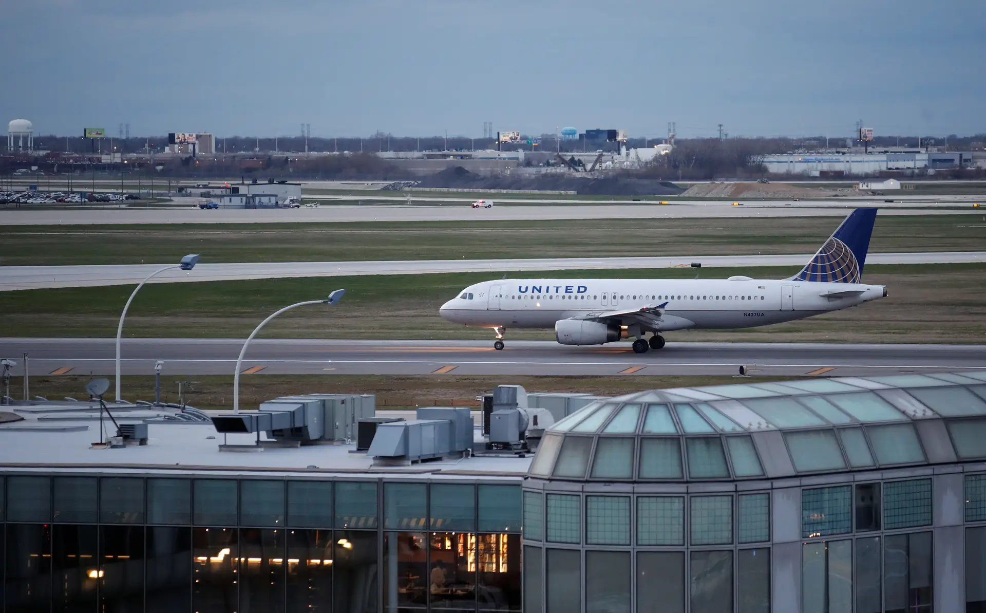 United Airlines volta às expulsões, desta vez foi um casal de noivos