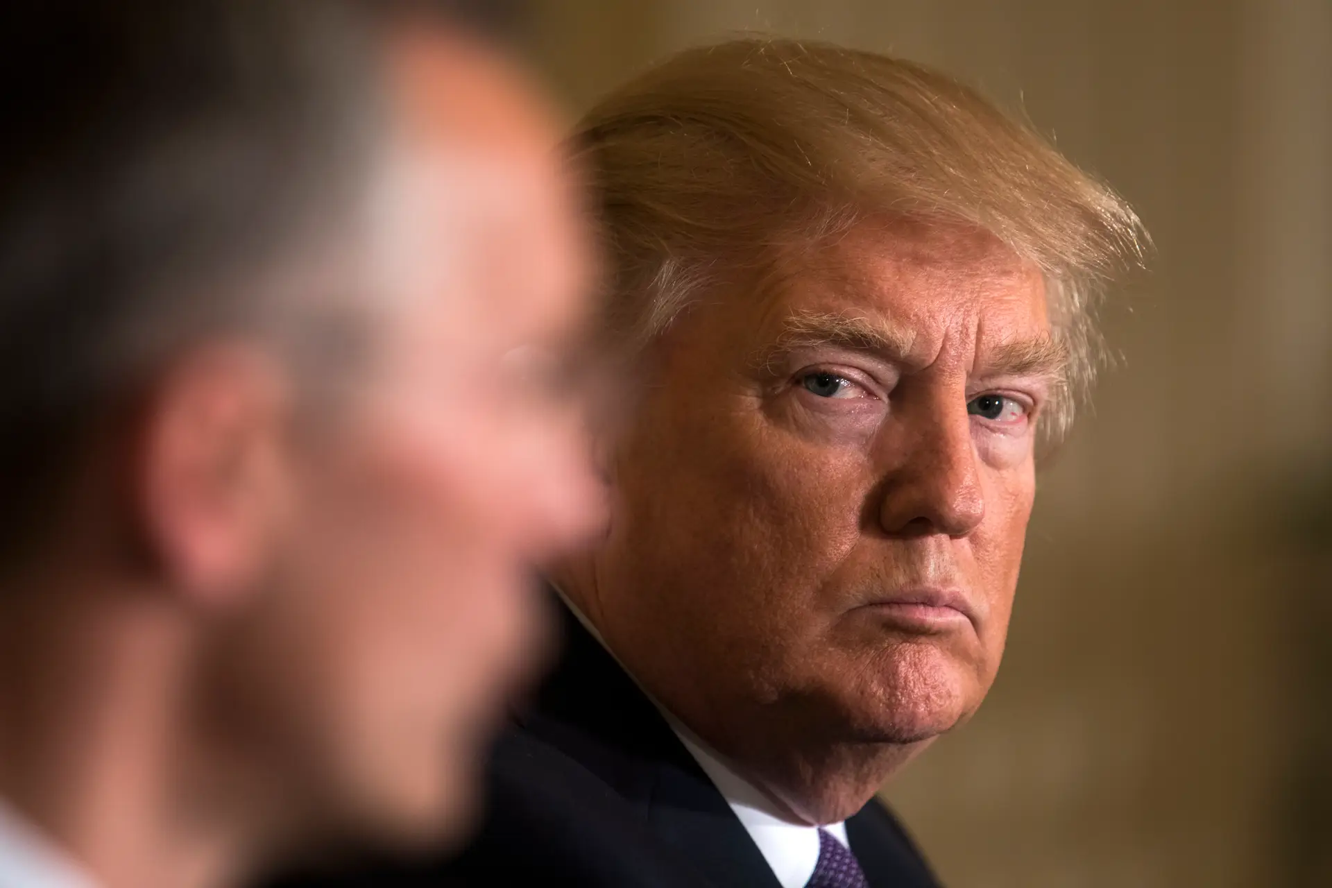 Trump avisa líder norte-coreano que "tem de se portar bem"