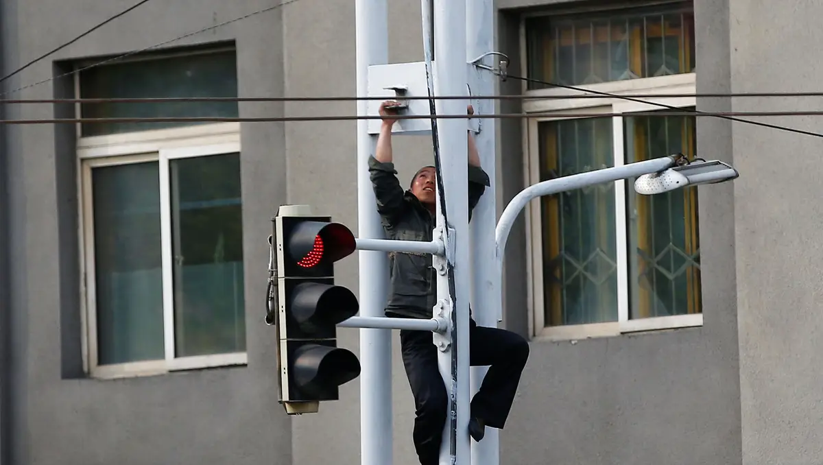 Eletricista arranja iluminação das ruas de Pyongyang, 16 abril 2017