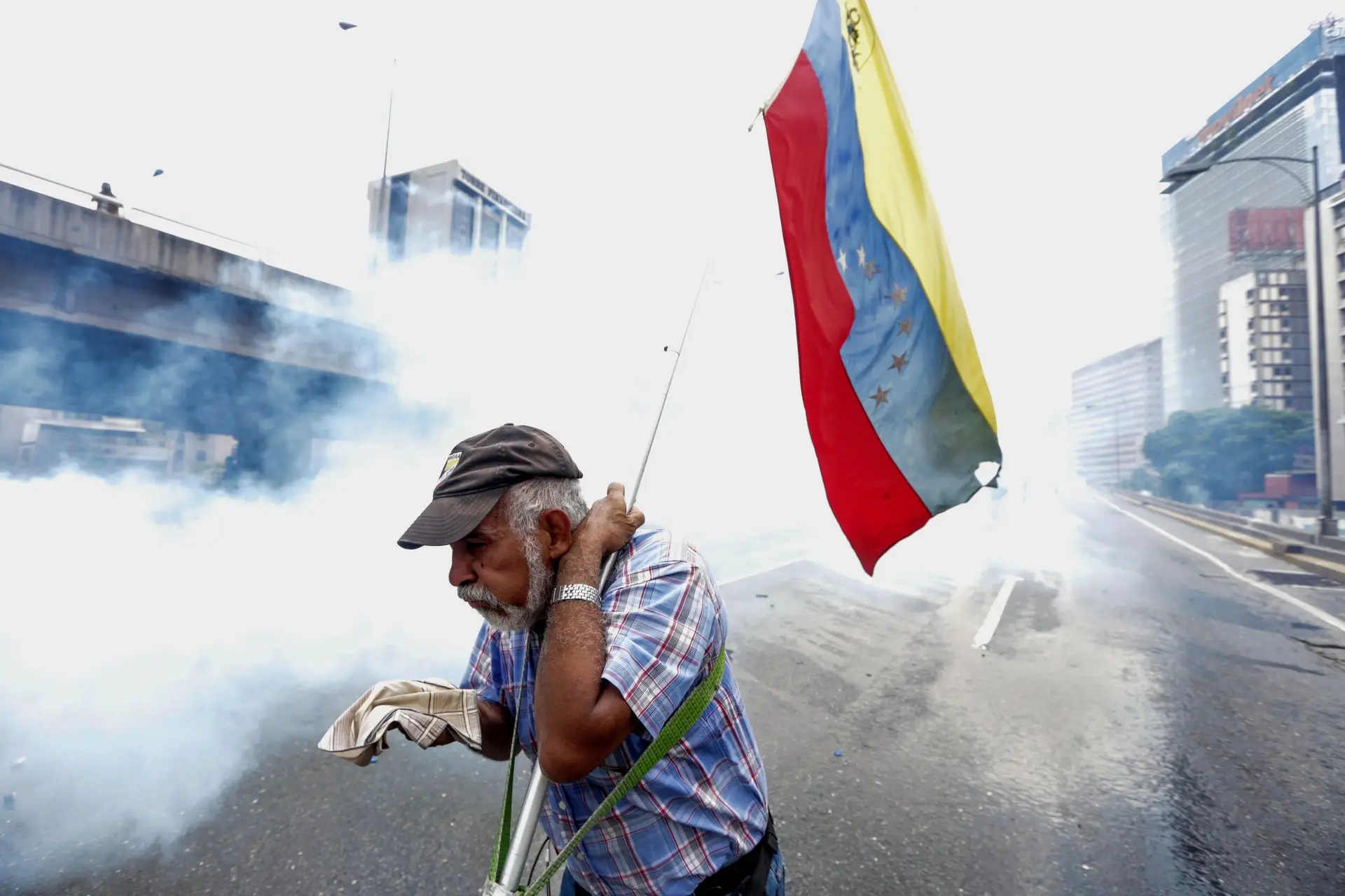 Ex-emigrantes madeirenses tentam ajudar familiares na Venezuela enviando medicamentos