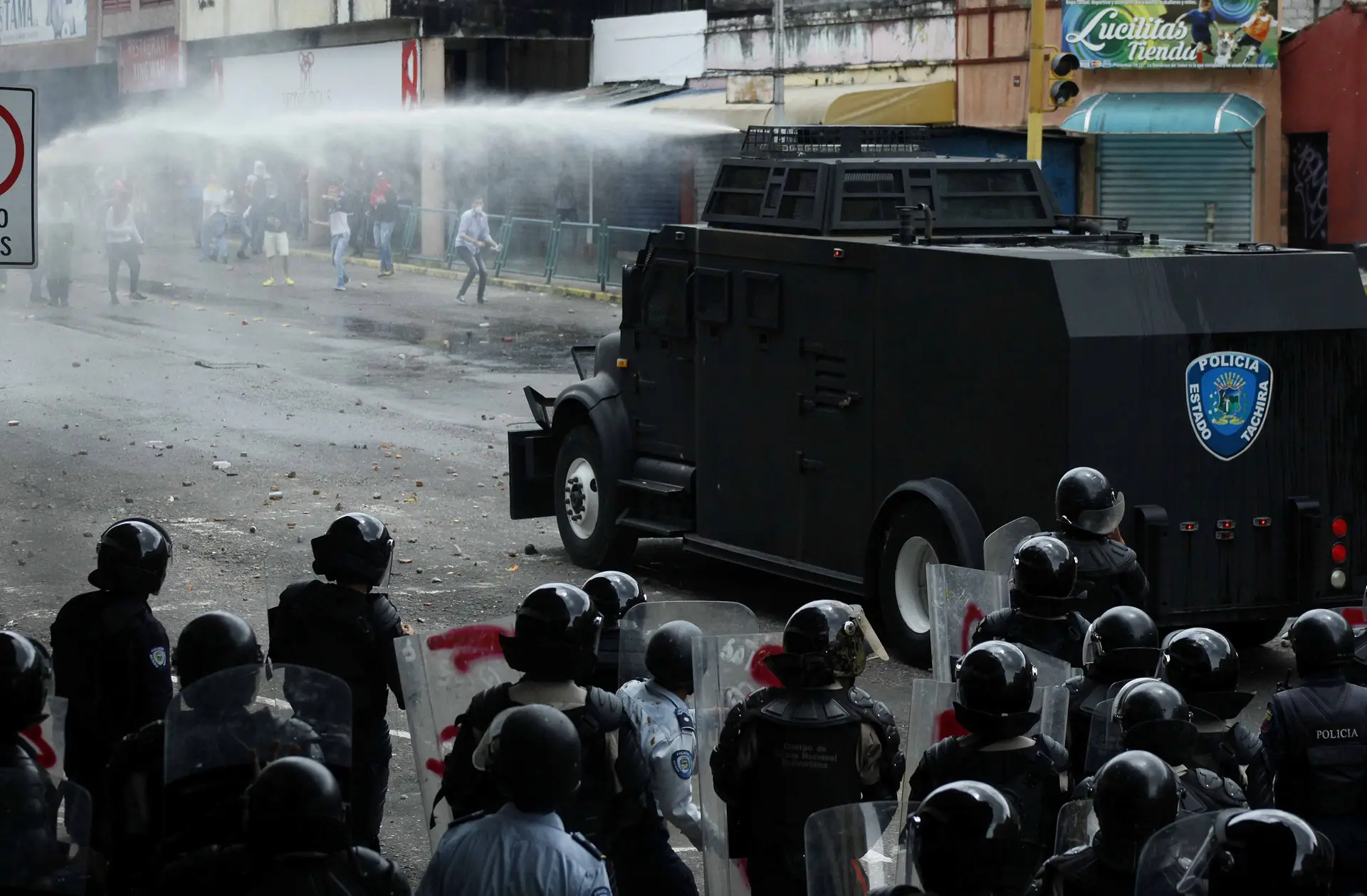 Mais de 400 detidos após manifestação anti-Maduro