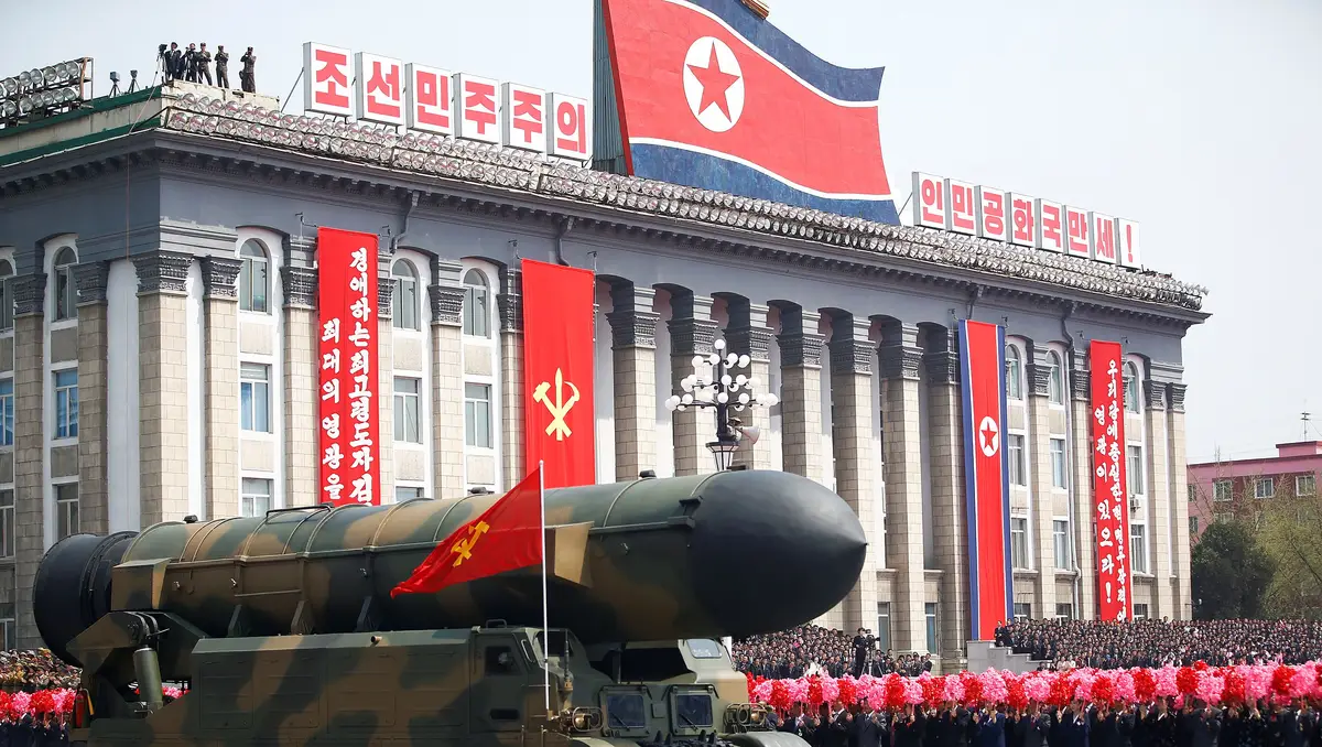 Míssil passa em frente ao líder Kim Jong-un durante uma parada militar, Pyongyang, Coreia do Norte.