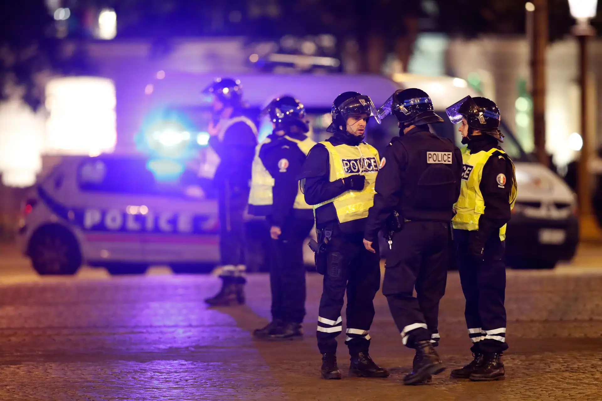 Papel a defender o Daesh encontrado junto ao atacante de Paris