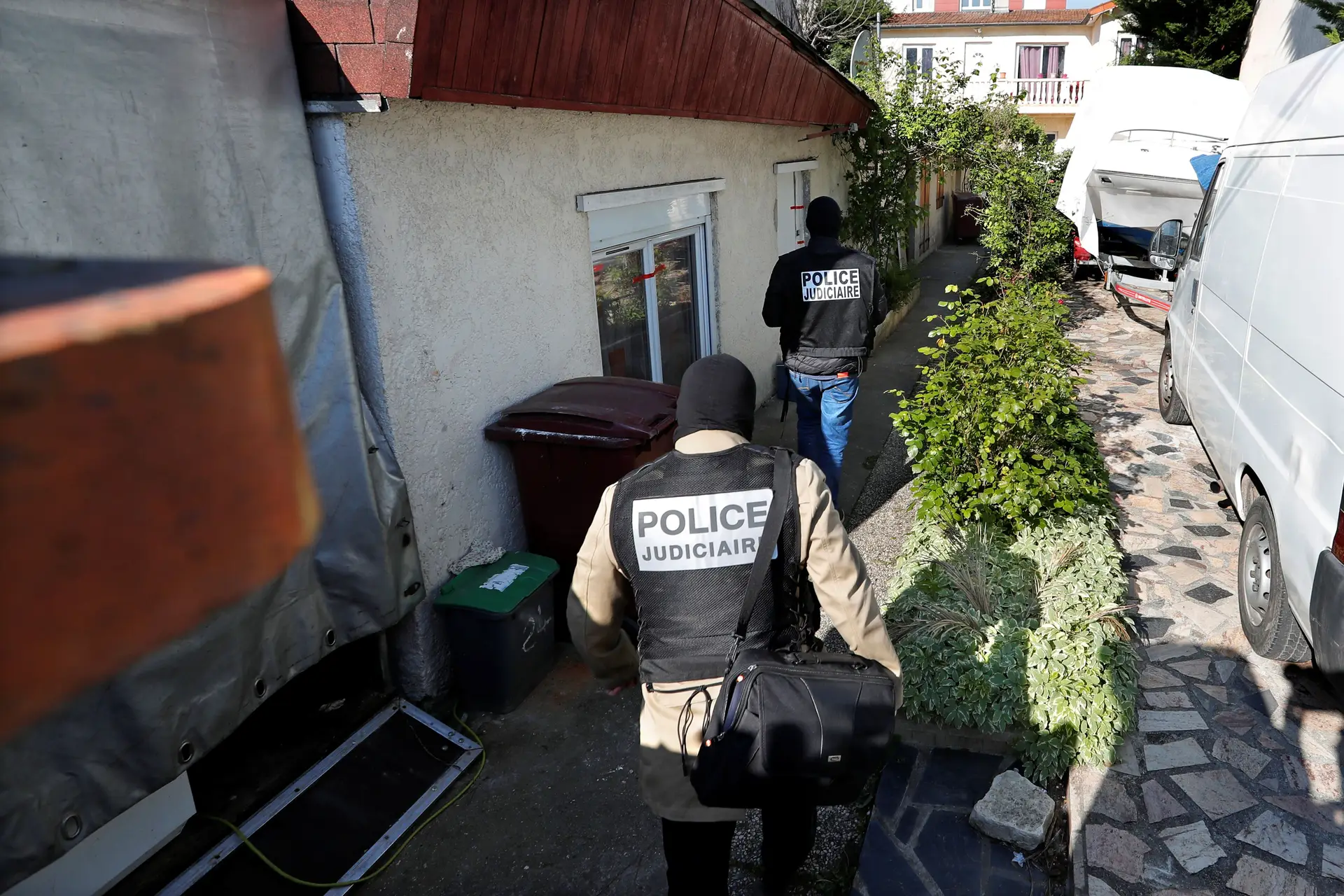 Detidos para interrogatório três familiares do atacante de Paris