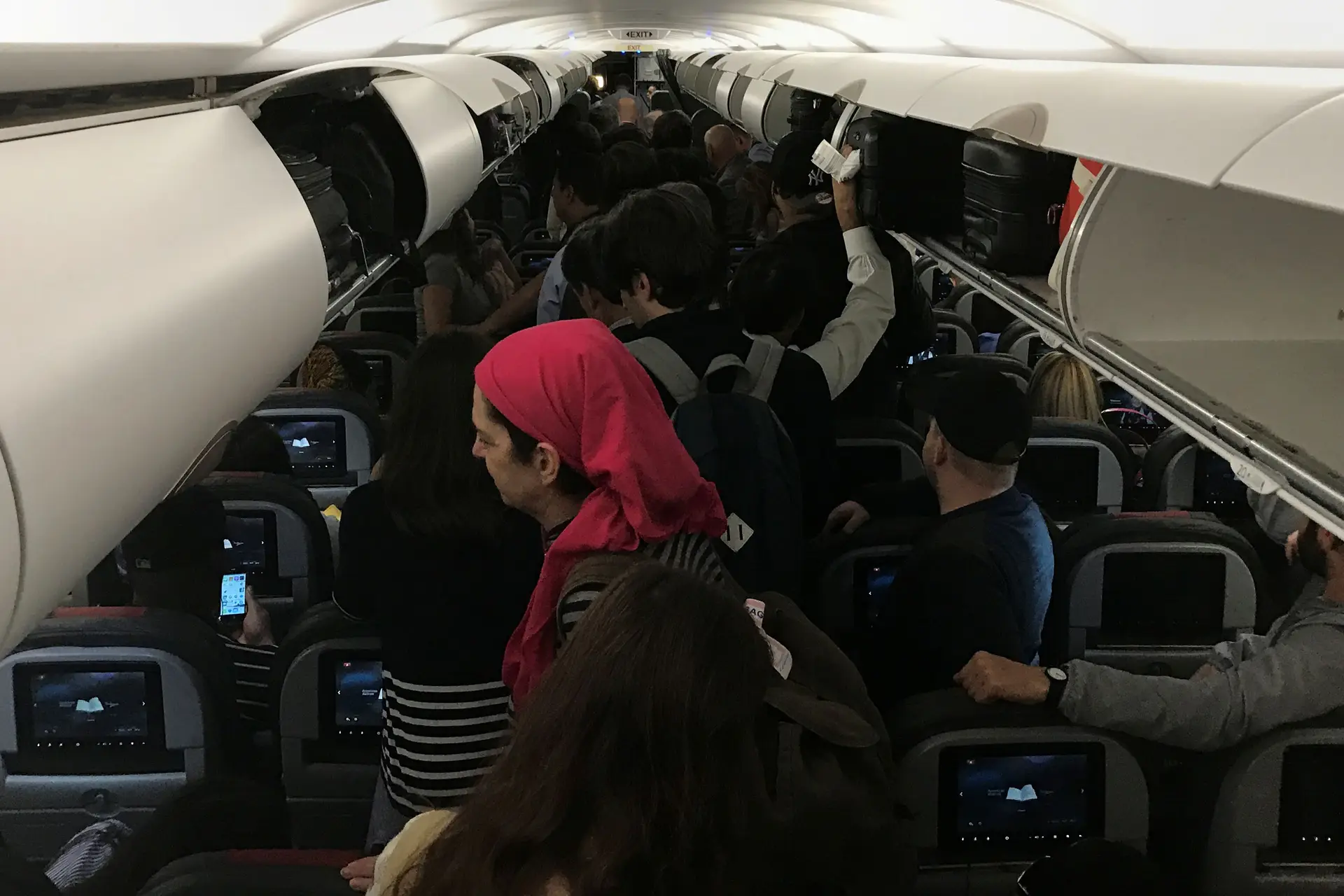 American Airlines suspende hospedeira suspeita de agressão a passageira