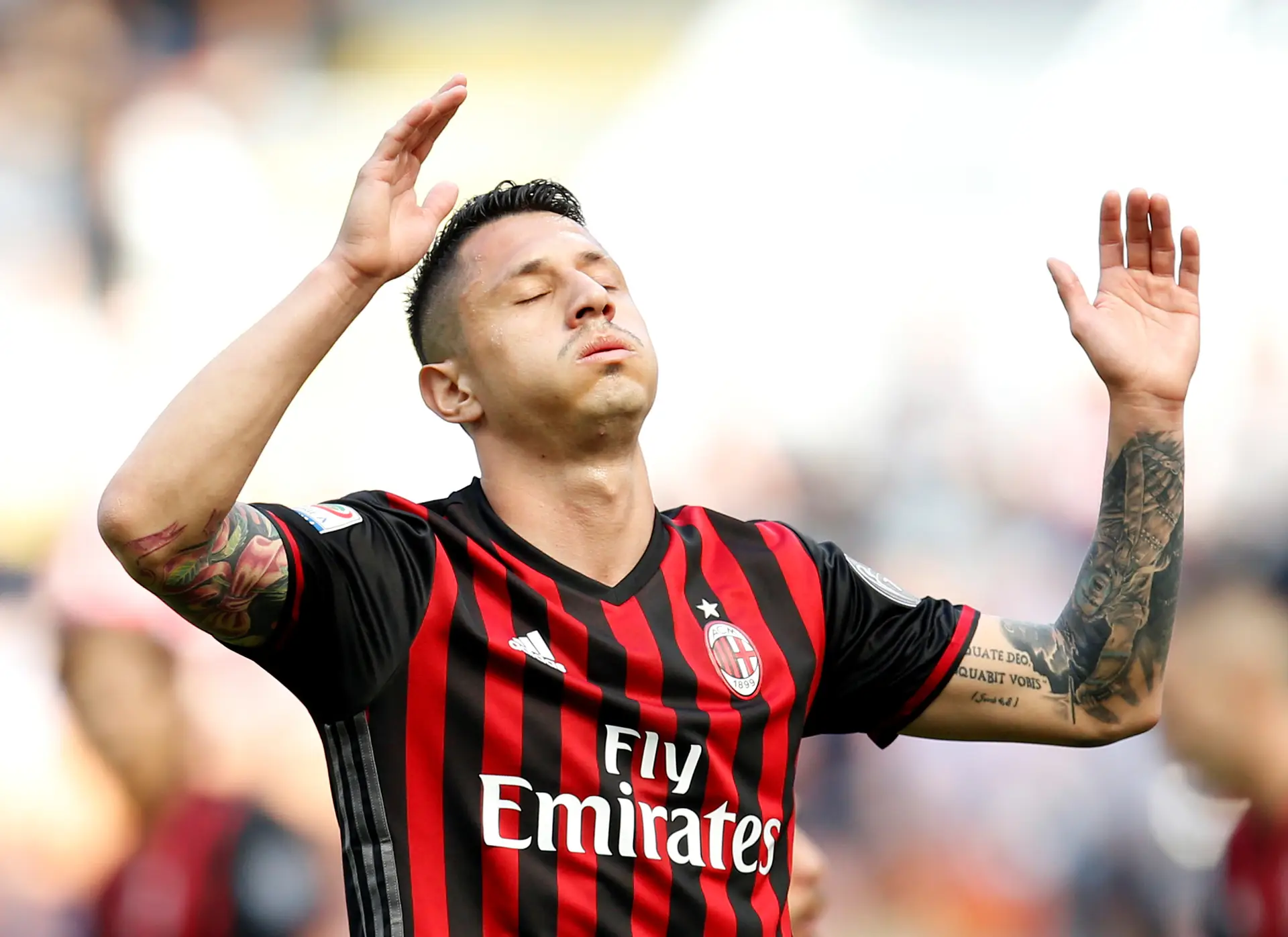 AC Milan perde em casa e não consegue descolar do rival Inter
