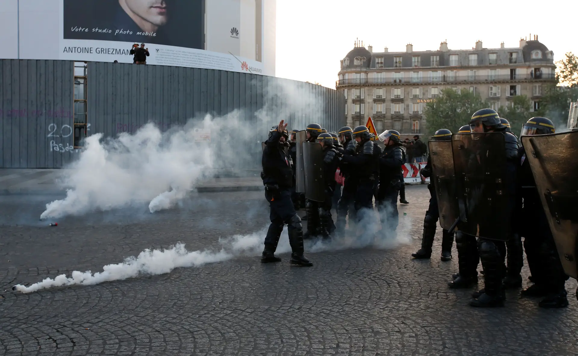 Confrontos entre manifestantes e polícia em várias cidades francesas