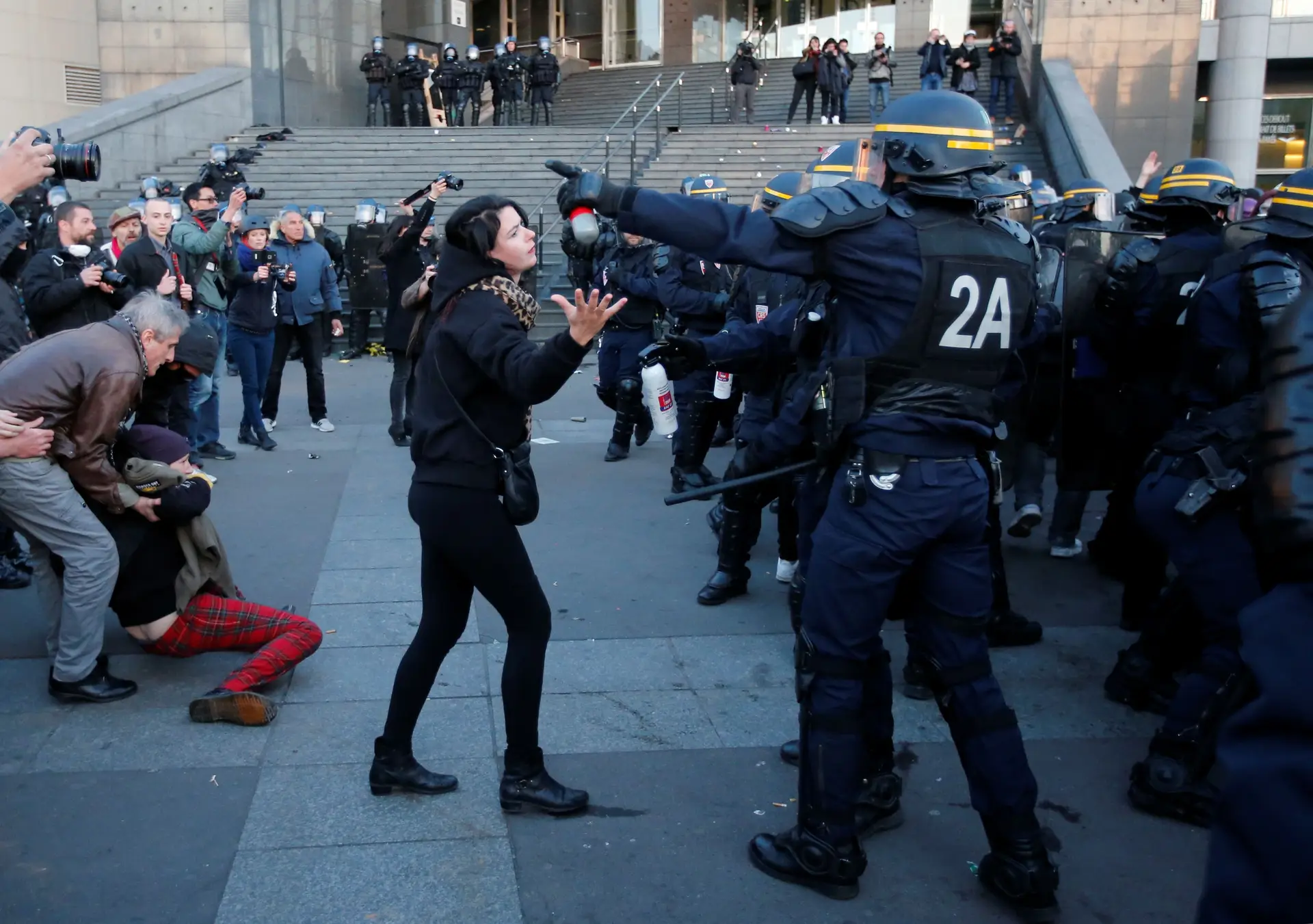 Três detidos em manifestações contra resultados das leições francesas