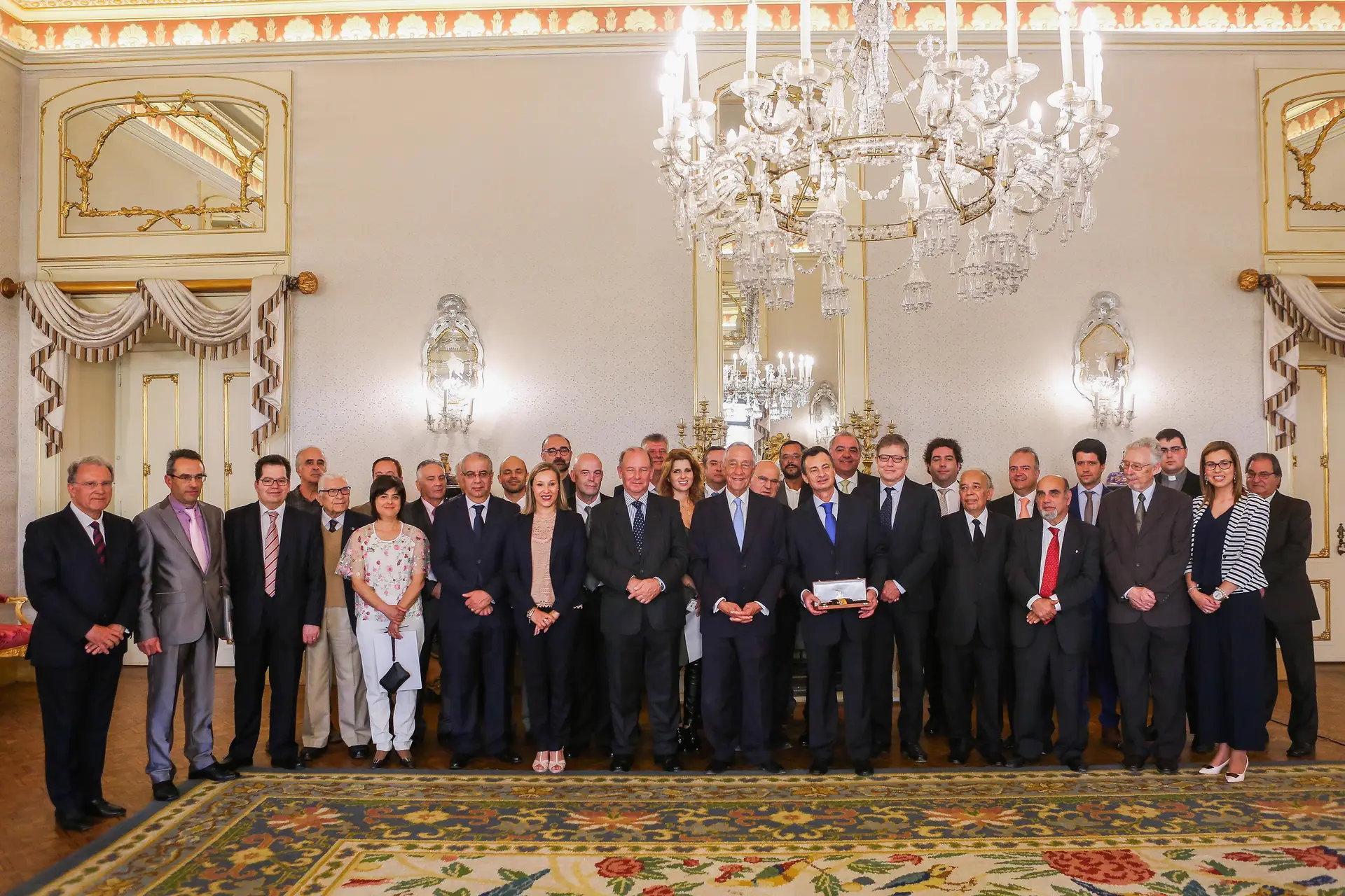 Marcelo condecora Sá Carneiro, Ferreira Gomes e Siza Vieira