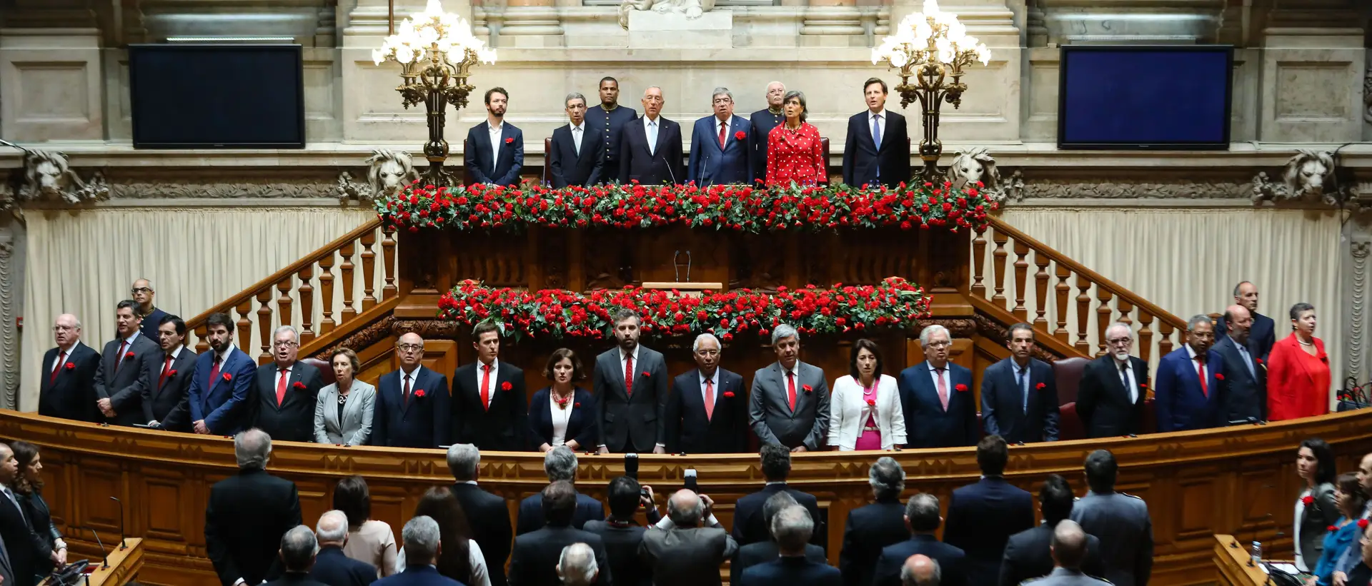 Sessão solene no Parlamento e desfile popular nas celebrações do 25 de Abril