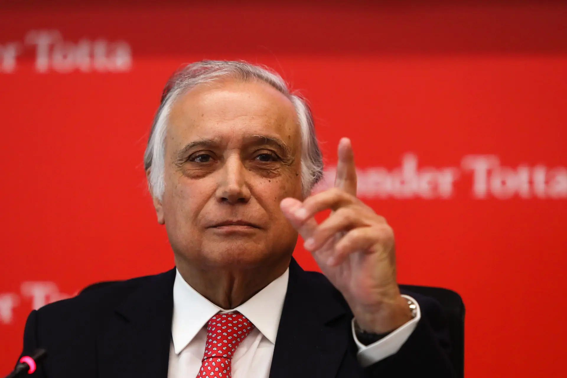 Morreu Vieira Monteiro, presidente do Santander, vítima da Covid-19