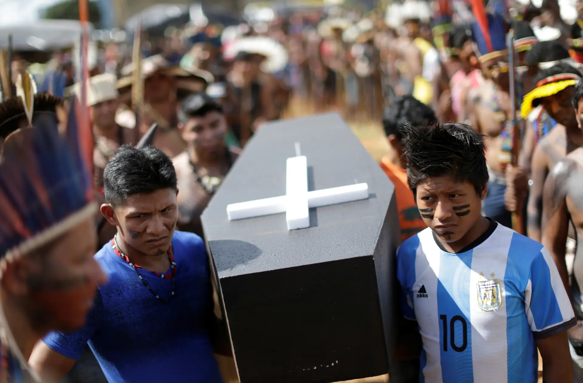 Manifestação de índios em Brasília termina em confrontos com polícia