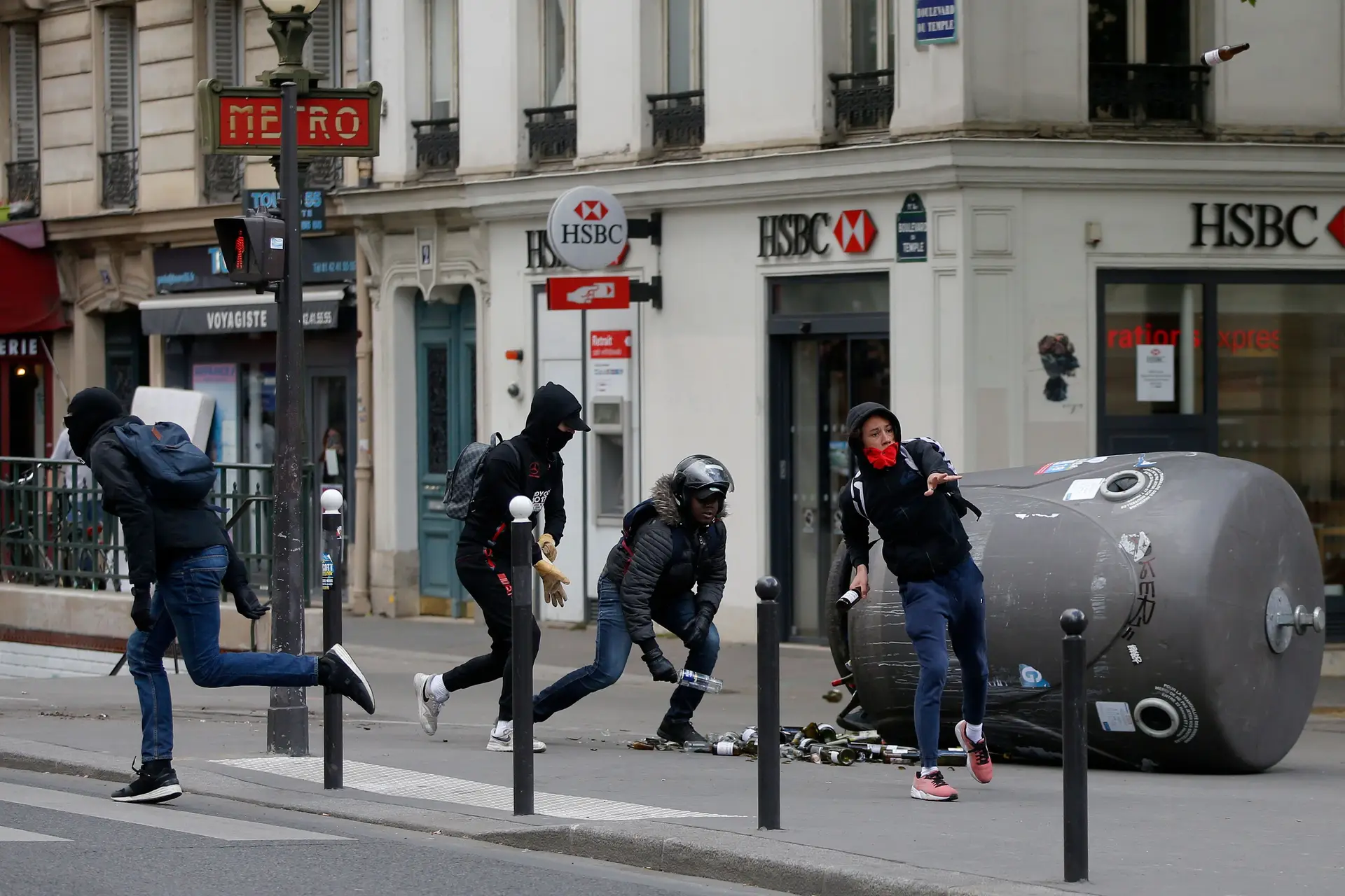 Confrontos entre manifestantes e polícia francesa