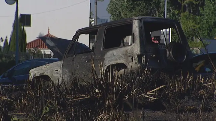 Incêndio destrói oito carros no Porto